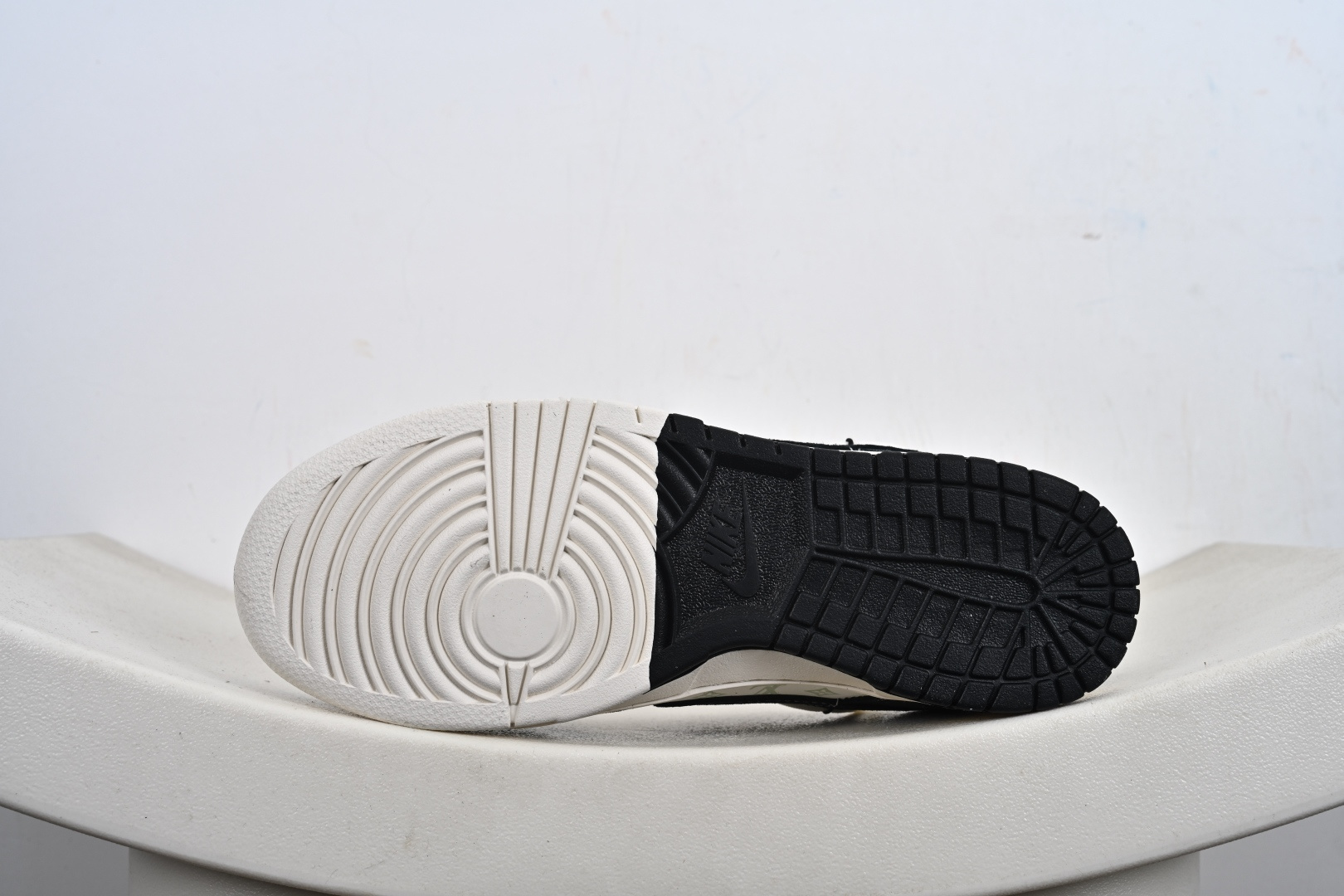 定制版Nike SB Dunk Low“LV联名——黑涂鸦抽绳” 周年高端定制 低帮休闲板鞋 CX5050-Y32