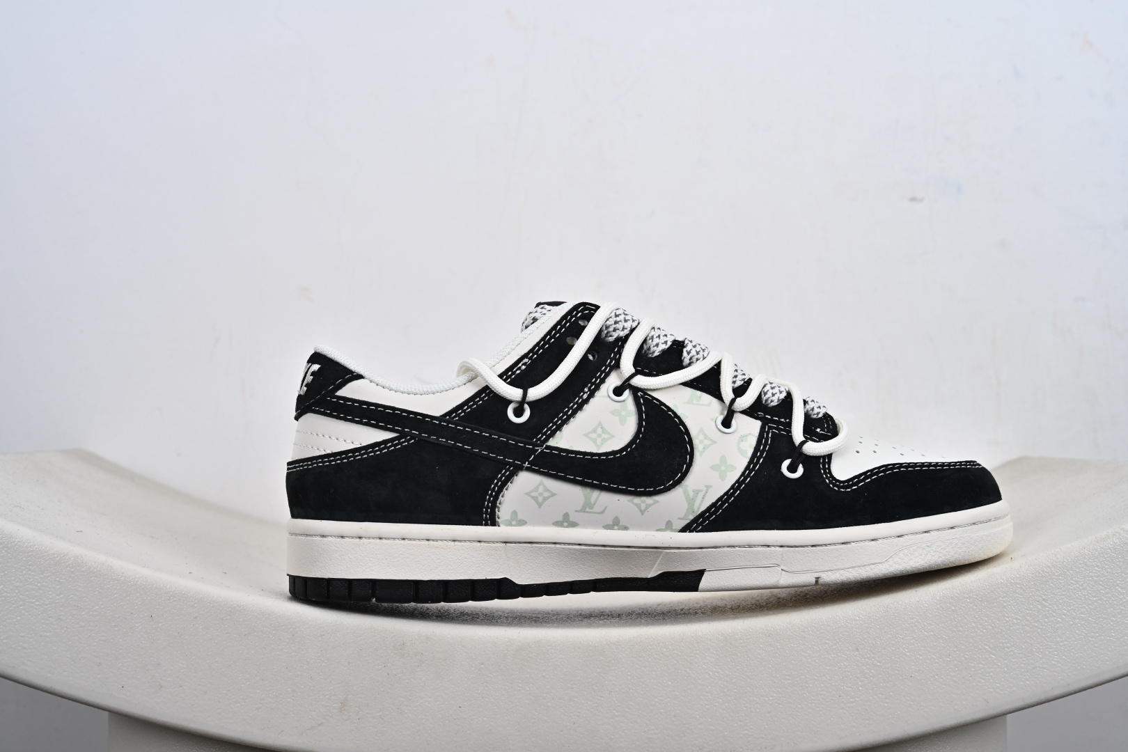 定制版Nike SB Dunk Low“LV联名——黑涂鸦抽绳” 周年高端定制 低帮休闲板鞋 CX5050-Y32