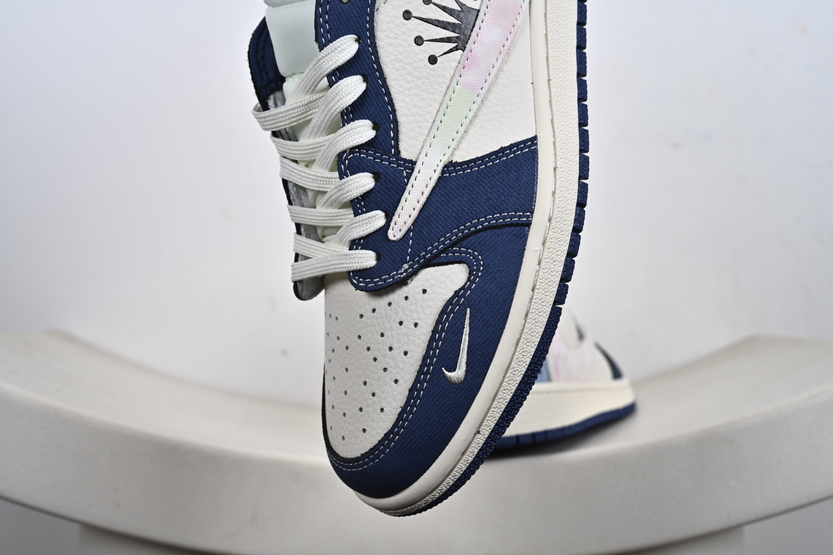 定制版Travis Scott x Jordan 1 Low “斯图西联名——扎染米蓝牛仔” 高端定制 乔丹倒勾低帮休闲板鞋 DD7866-101