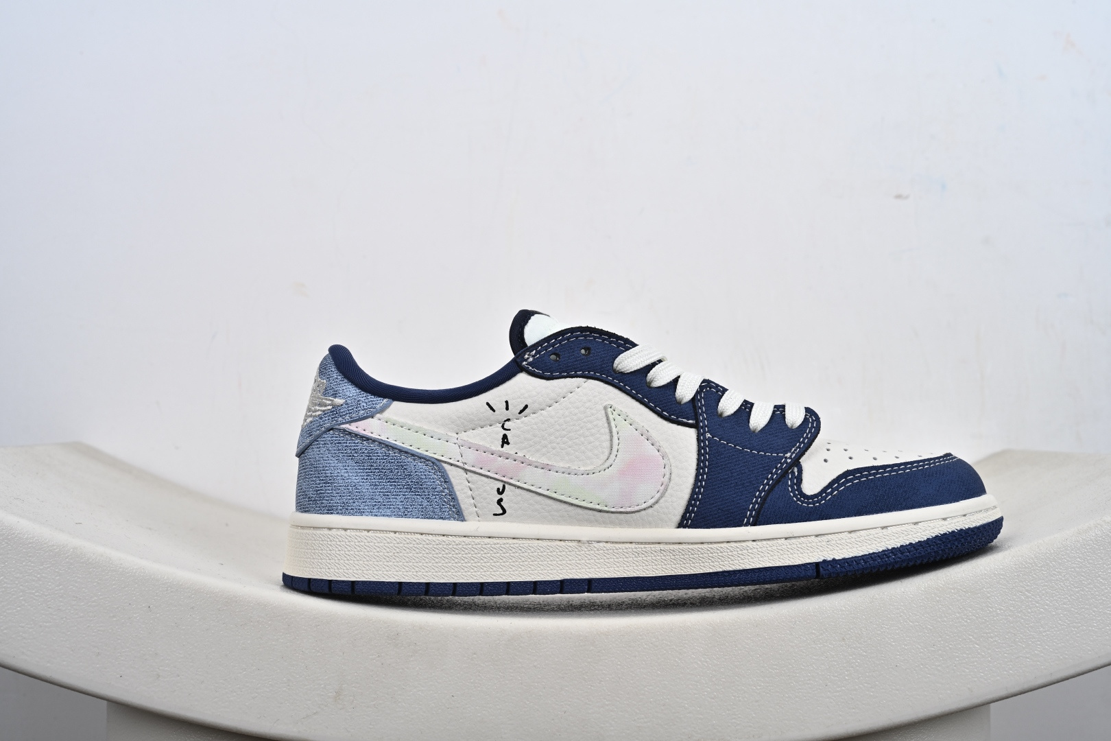 定制版Travis Scott x Jordan 1 Low “斯图西联名——扎染米蓝牛仔” 高端定制 乔丹倒勾低帮休闲板鞋 DD7866-101