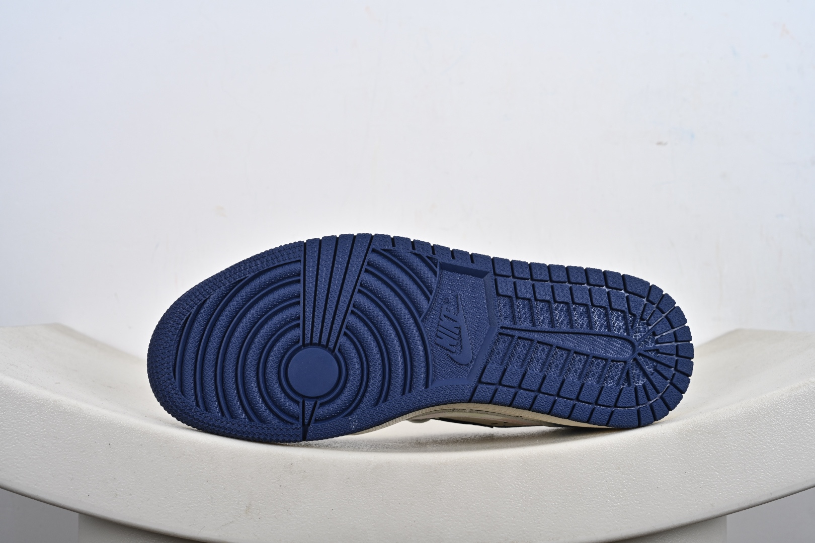 定制版Travis Scott x Jordan 1 Low “斯图西联名——扎染米蓝牛仔” 高端定制 乔丹倒勾低帮休闲板鞋 DD7866-101