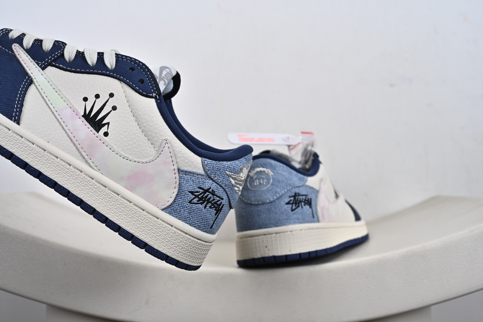 定制版Travis Scott x Jordan 1 Low “斯图西联名——扎染米蓝牛仔” 高端定制 乔丹倒勾低帮休闲板鞋 DD7866-101