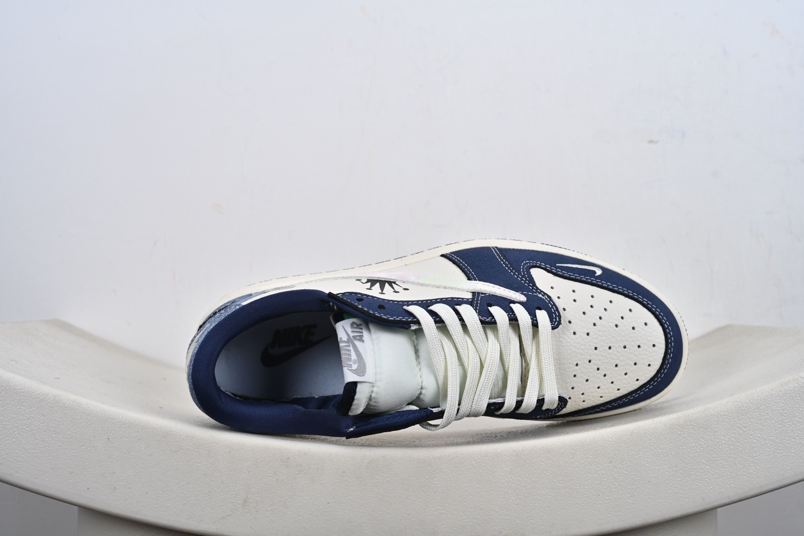 定制版Travis Scott x Jordan 1 Low “斯图西联名——扎染米蓝牛仔” 高端定制 乔丹倒勾低帮休闲板鞋 DD7866-101