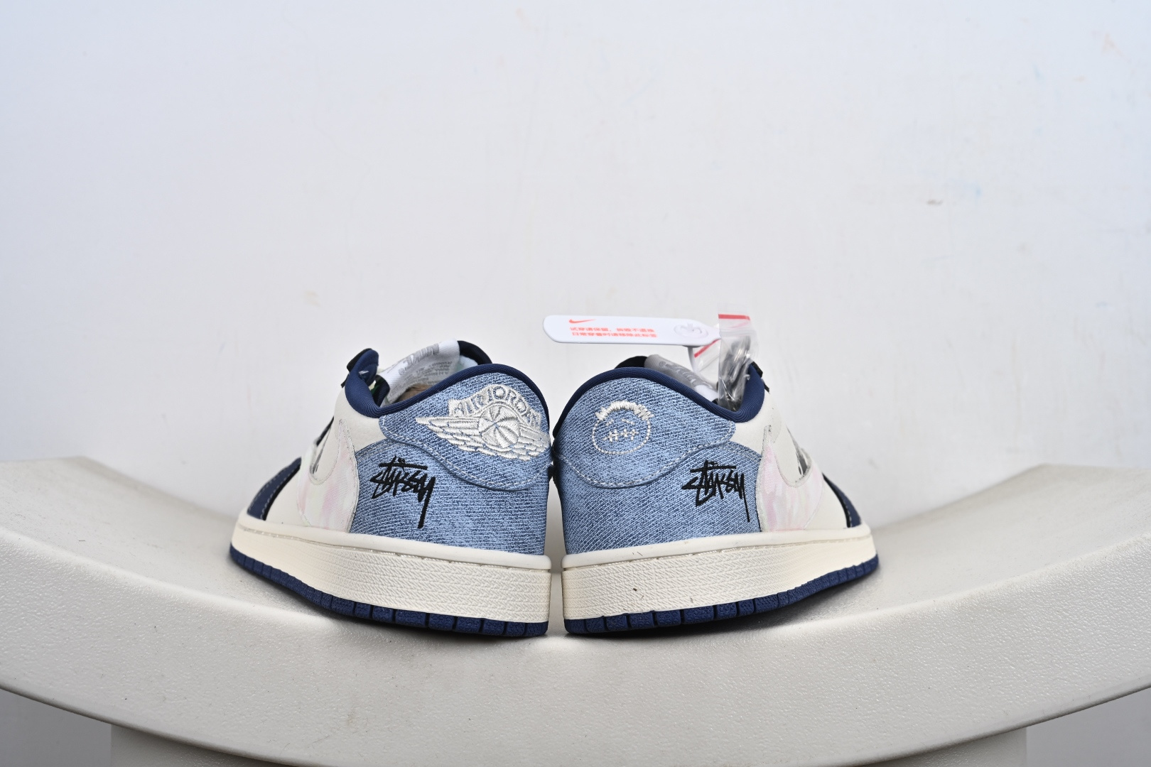 定制版Travis Scott x Jordan 1 Low “斯图西联名——扎染米蓝牛仔” 高端定制 乔丹倒勾低帮休闲板鞋 DD7866-101