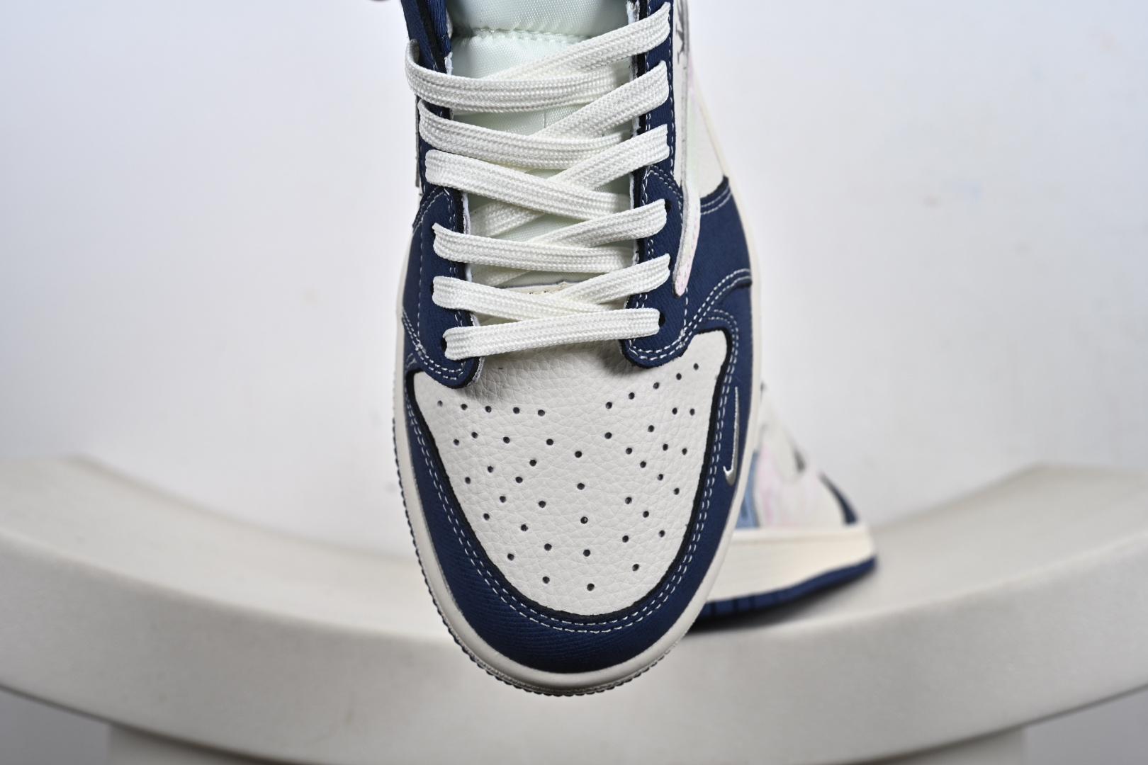 定制版Travis Scott x Jordan 1 Low “斯图西联名——扎染米蓝牛仔” 高端定制 乔丹倒勾低帮休闲板鞋 DD7866-101