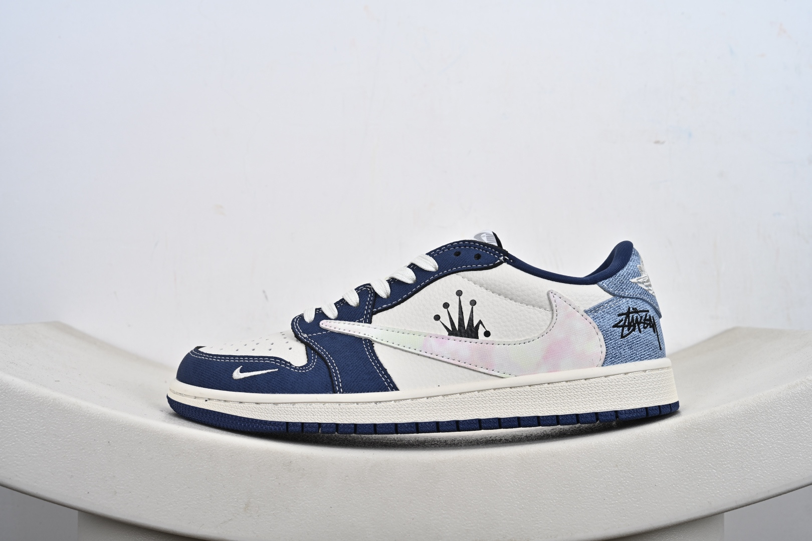 定制版Travis Scott x Jordan 1 Low “斯图西联名——扎染米蓝牛仔” 高端定制 乔丹倒勾低帮休闲板鞋 DD7866-101