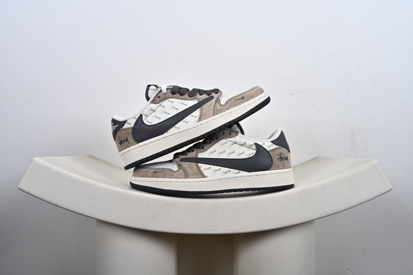 支持放店 Travis Scott x Fragment Design x Air Jordan 1 Low OG SP AJ1 低帮文化休闲板鞋 XZ6188-690、 #多方联名合作融合了Travis Scott 独特的音乐风格,藤原浩个性的设计风格以及Jordan品牌的经典元素 使其成为一双具有独特身份和价值的鞋子 清新而立体的外观加上联名标识更突出了其独特身份 这种配色方案显示出活力和时尚感 在视觉上引人注目 鞋身的质感和细腻的细节处理使其显得高端而格调十足 这款“倒钩”联名是设计与创意完美结合 融合多方的个性风格是一款备受瞩目的潮流鞋款 F2-E5