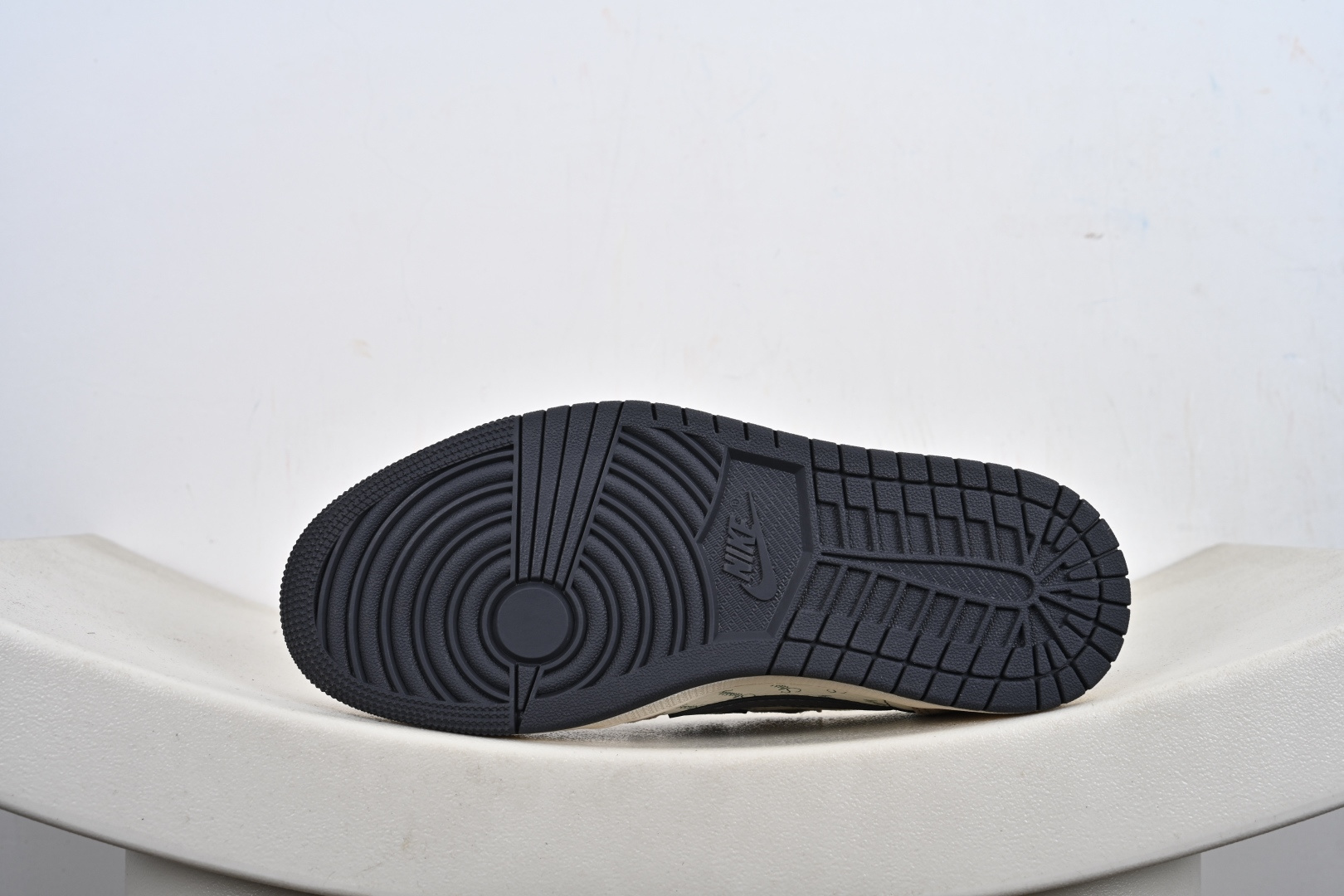 支持放店 Travis Scott x Fragment Design x Air Jordan 1 Low OG SP AJ1 低帮文化休闲板鞋 XZ6188-690、 #多方联名合作融合了Travis Scott 独特的音乐风格,藤原浩个性的设计风格以及Jordan品牌的经典元素 使其成为一双具有独特身份和价值的鞋子 清新而立体的外观加上联名标识更突出了其独特身份 这种配色方案显示出活力和时尚感 在视觉上引人注目 鞋身的质感和细腻的细节处理使其显得高端而格调十足 这款“倒钩”联名是设计与创意完美结合 融合多方的个性风格是一款备受瞩目的潮流鞋款 F2-E5
