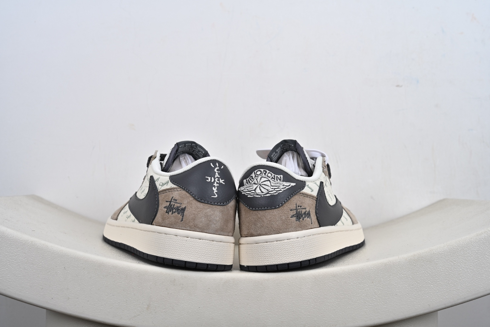 支持放店 Travis Scott x Fragment Design x Air Jordan 1 Low OG SP AJ1 低帮文化休闲板鞋 XZ6188-690、 #多方联名合作融合了Travis Scott 独特的音乐风格,藤原浩个性的设计风格以及Jordan品牌的经典元素 使其成为一双具有独特身份和价值的鞋子 清新而立体的外观加上联名标识更突出了其独特身份 这种配色方案显示出活力和时尚感 在视觉上引人注目 鞋身的质感和细腻的细节处理使其显得高端而格调十足 这款“倒钩”联名是设计与创意完美结合 融合多方的个性风格是一款备受瞩目的潮流鞋款 F2-E5