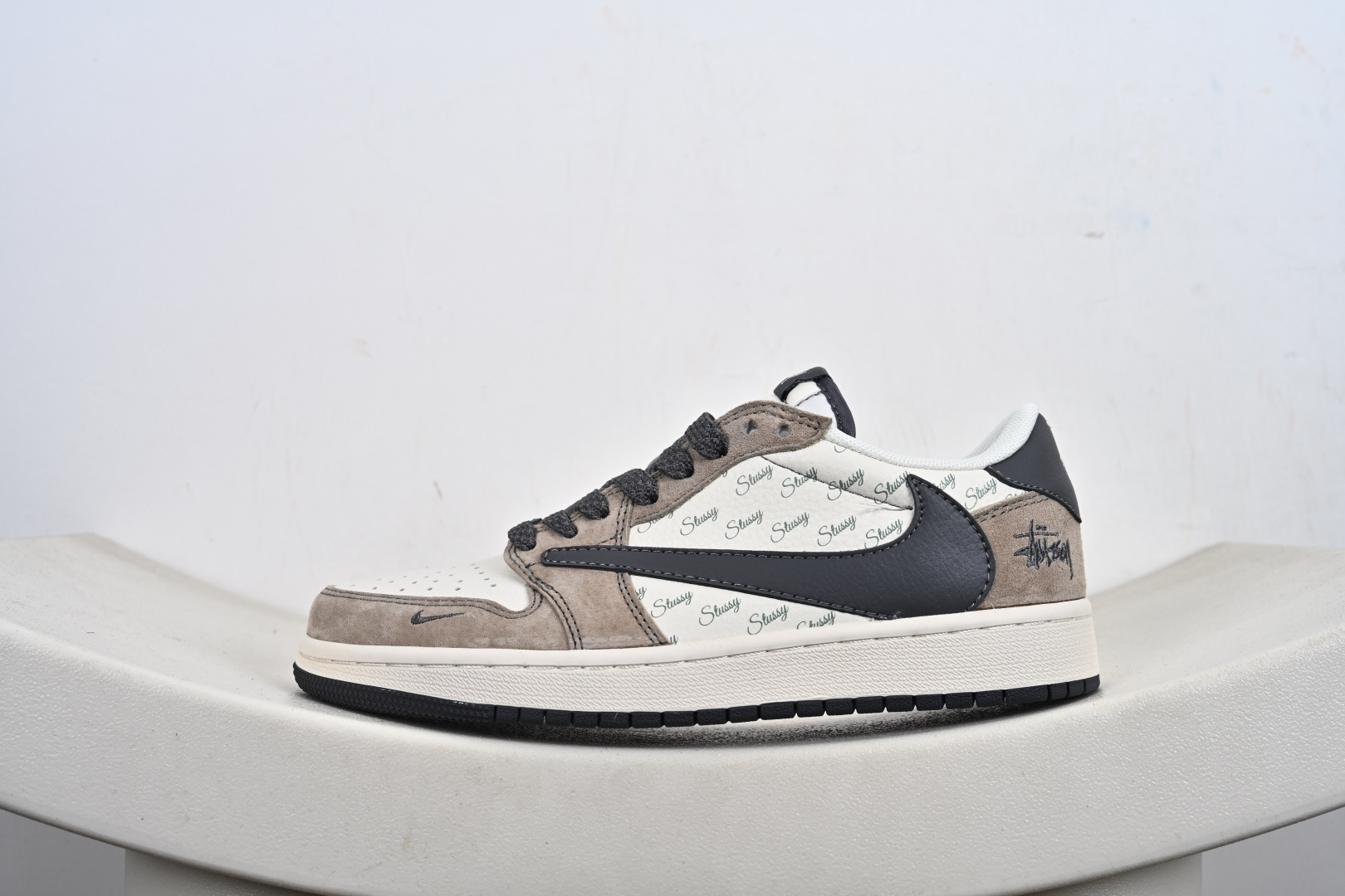 支持放店 Travis Scott x Fragment Design x Air Jordan 1 Low OG SP AJ1 低帮文化休闲板鞋 XZ6188-690、 #多方联名合作融合了Travis Scott 独特的音乐风格,藤原浩个性的设计风格以及Jordan品牌的经典元素 使其成为一双具有独特身份和价值的鞋子 清新而立体的外观加上联名标识更突出了其独特身份 这种配色方案显示出活力和时尚感 在视觉上引人注目 鞋身的质感和细腻的细节处理使其显得高端而格调十足 这款“倒钩”联名是设计与创意完美结合 融合多方的个性风格是一款备受瞩目的潮流鞋款 F2-E5