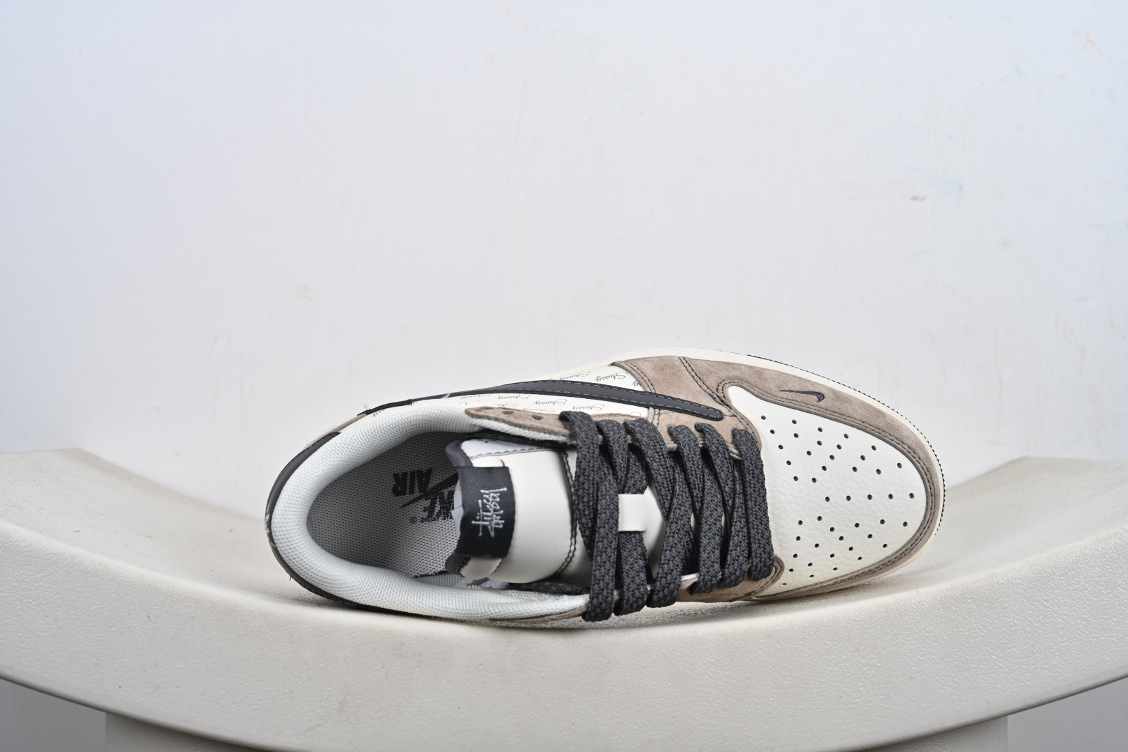 支持放店 Travis Scott x Fragment Design x Air Jordan 1 Low OG SP AJ1 低帮文化休闲板鞋 XZ6188-690、 #多方联名合作融合了Travis Scott 独特的音乐风格,藤原浩个性的设计风格以及Jordan品牌的经典元素 使其成为一双具有独特身份和价值的鞋子 清新而立体的外观加上联名标识更突出了其独特身份 这种配色方案显示出活力和时尚感 在视觉上引人注目 鞋身的质感和细腻的细节处理使其显得高端而格调十足 这款“倒钩”联名是设计与创意完美结合 融合多方的个性风格是一款备受瞩目的潮流鞋款 F2-E5
