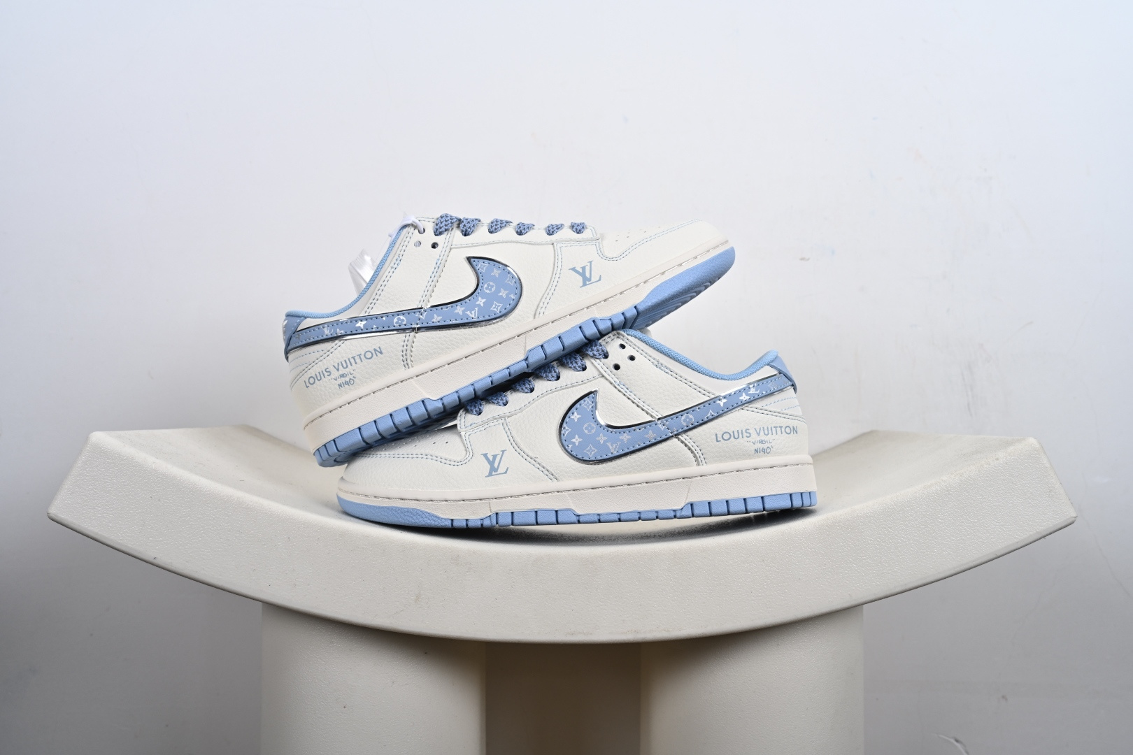 本地💰160支持放店
Nike SB Dunk Low x lv联名  白蓝色 纯原大厂出品 极力推荐👏原装头层材料 独家版型蒸餾加工帶來的是更好的视觉和脚感体验大厂纯原品质出货 清洁度 电绣工艺 皮料切割干净无任何毛边 细节完美
官方货号：JY6988 109 
尺码：36-45（半）-C9-E3