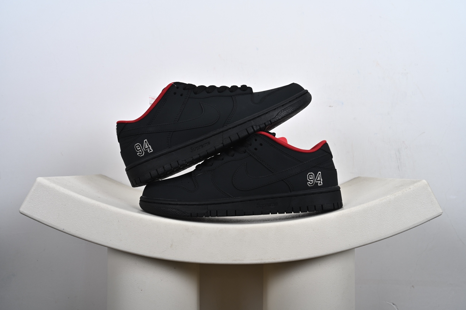 本地💰210优势放店
Supreme x NK Dunk Low SUP 联名款 低帮休闲滑板鞋  国内DUNK大系列领域T0品质专业出品 原厂材料打造 原厂竖纹包装纸 鞋盒钢印可区别市面版本 平台外贸充Z 高端零售专供品质
货号：HQ8487-001
尺码：36-46-S5-E7