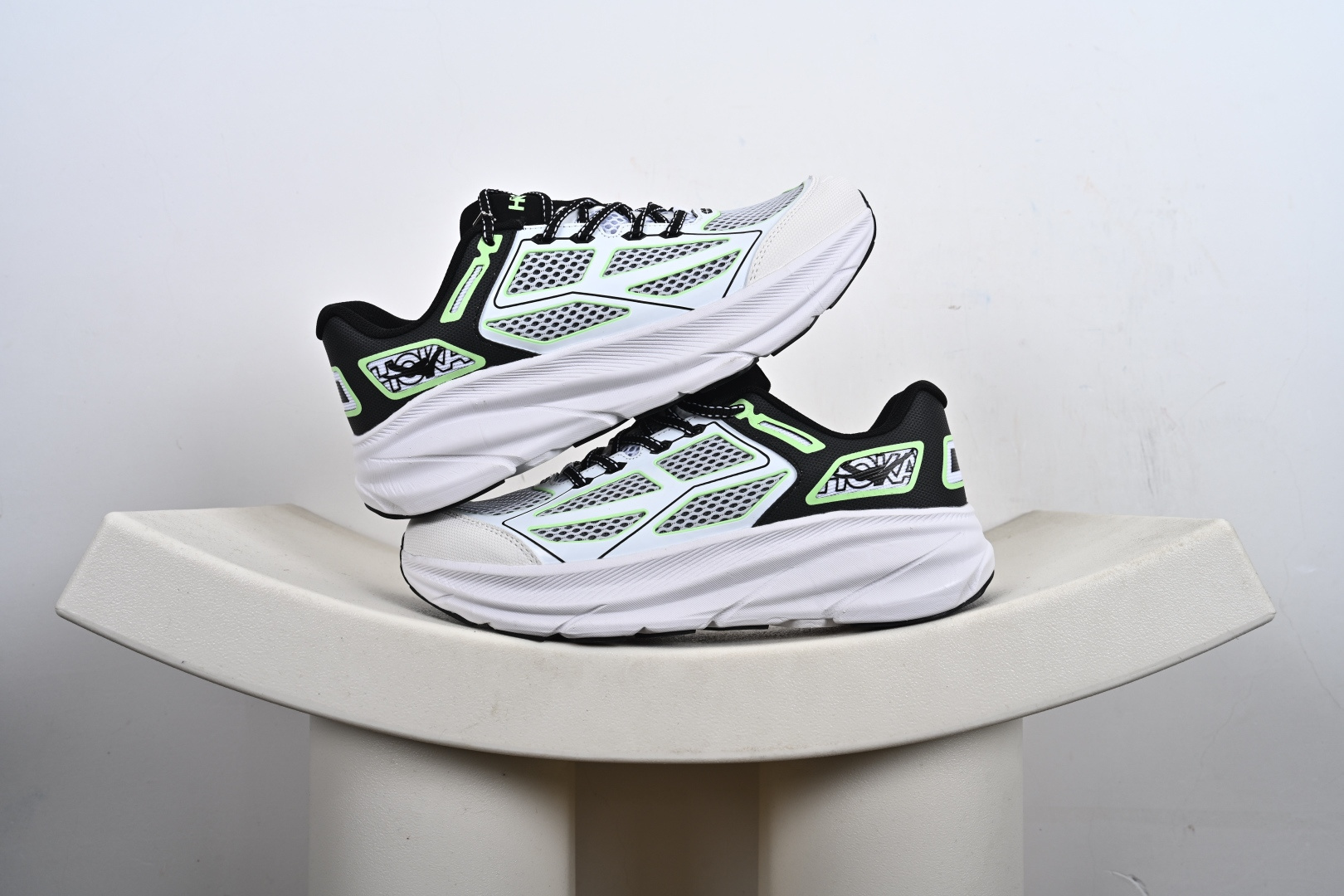 本地💰150支持放店
HOKA ONE ONE Clifton ONE9 克里夫顿9代专业性能减震公路跑步鞋 
货号：1155370/BWHT  
尺码：36-46（半）-S5-E2