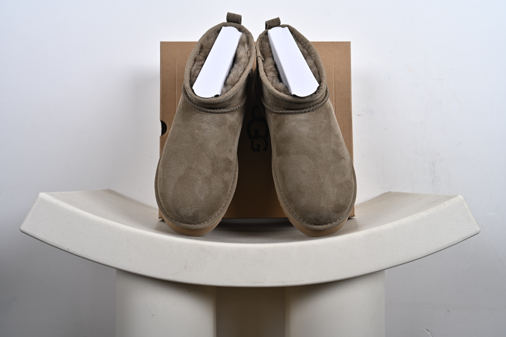 优势放店 UGG 百搭单品 UGG 秋冬羊皮毛一体雪地靴 UGG 全鞋采用ZP同厂 隆丰A级澳洲进口羊皮毛一体 品牌代工厂生产线 完全遵循ZP工艺流程 代工厂原厂版师 秉承无原鞋不开发选择 注重每一处细节 市面最正确的版型 货号:W/1135093 A4-F1