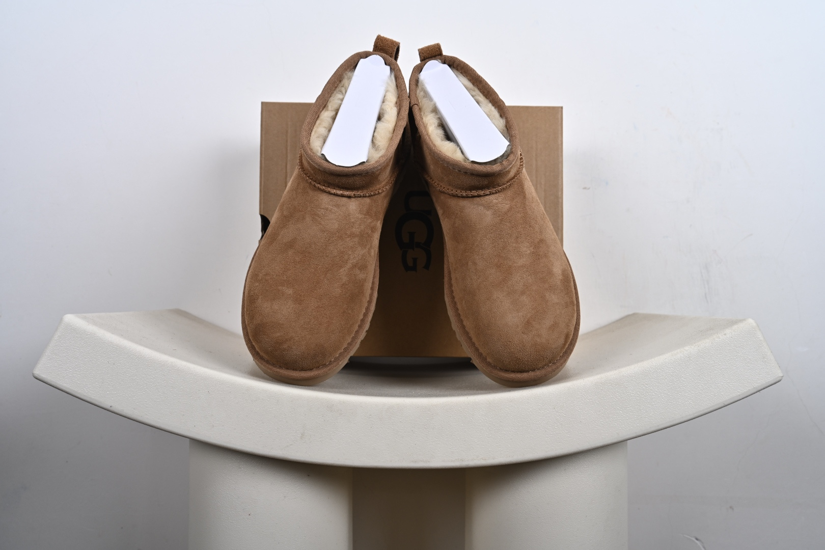 优势放店(男鞋) 支持放店(女鞋) UGG Classic Ultra Mini 周冬雨 王一博同款 薄底短款雪地靴 小红书爆款 羊毛一体迷你短靴 优选翻毛皮鞋面 手感细腻 羊毛内里 舒适亲肤 茸暖舒适 让你无惧寒冷天气 耐磨一体式泡棉鞋套 EVA软弹厚底**大底 代购级别 冬日必备雪地靴单品 官方货号:W/1116109 无半码-A4