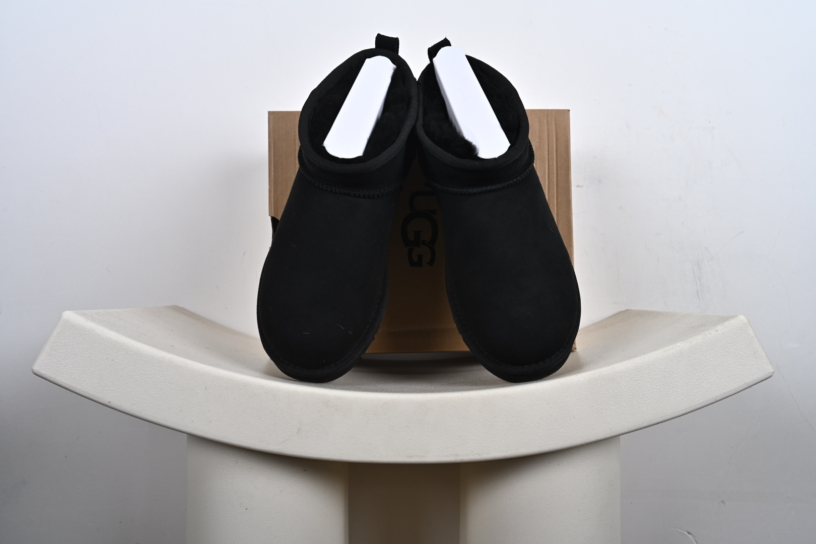 优势放店(男鞋) 支持放店(女鞋) UGG Classic Ultra Mini 周冬雨 王一博同款 薄底短款雪地靴 小红书爆款 羊毛一体迷你短靴 优选翻毛皮鞋面 手感细腻 羊毛内里 舒适亲肤 茸暖舒适 让你无惧寒冷天气 耐磨一体式泡棉鞋套 EVA软弹厚底**大底 代购级别 冬日必备雪地靴单品 官方货号:W/1116109 无半码-A4