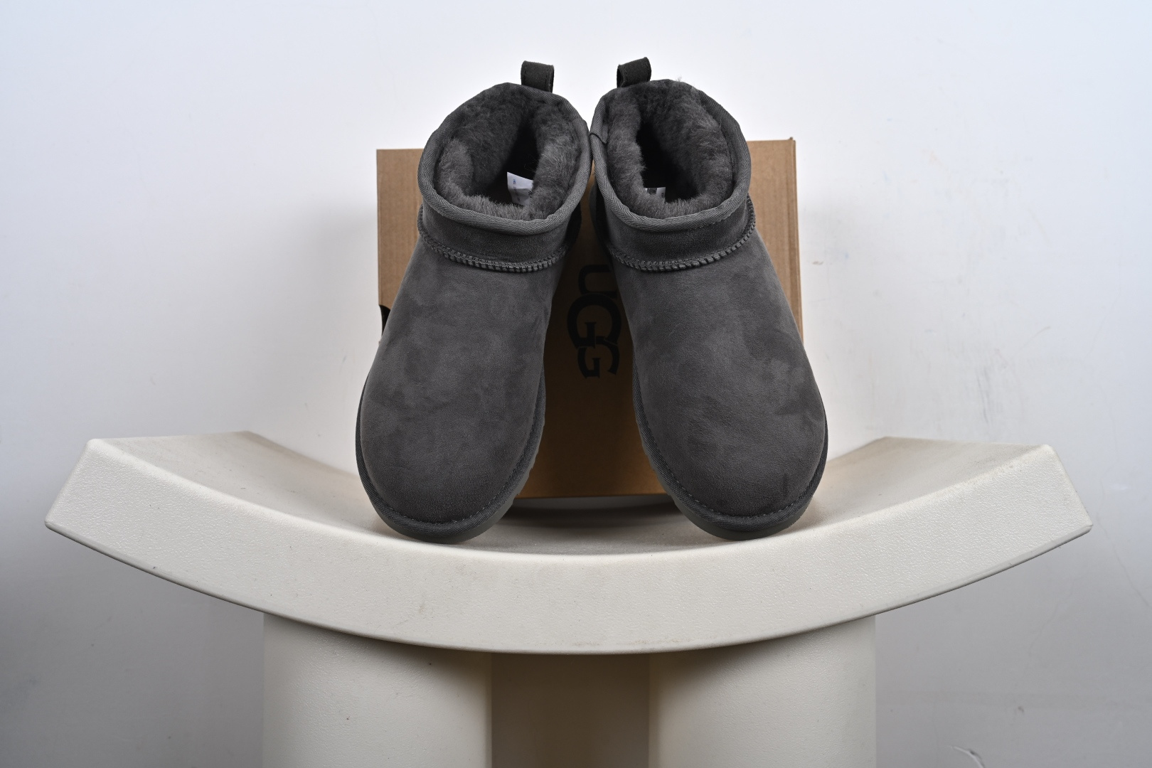 优势放店(男鞋) 支持放店(女鞋) UGG Classic Ultra Mini 周冬雨 王一博同款 薄底短款雪地靴 小红书爆款 羊毛一体迷你短靴 优选翻毛皮鞋面 手感细腻 羊毛内里 舒适亲肤 茸暖舒适 让你无惧寒冷天气 耐磨一体式泡棉鞋套 EVA软弹厚底**大底 代购级别 冬日必备雪地靴单品 官方货号:W/1116109 无半码-A4