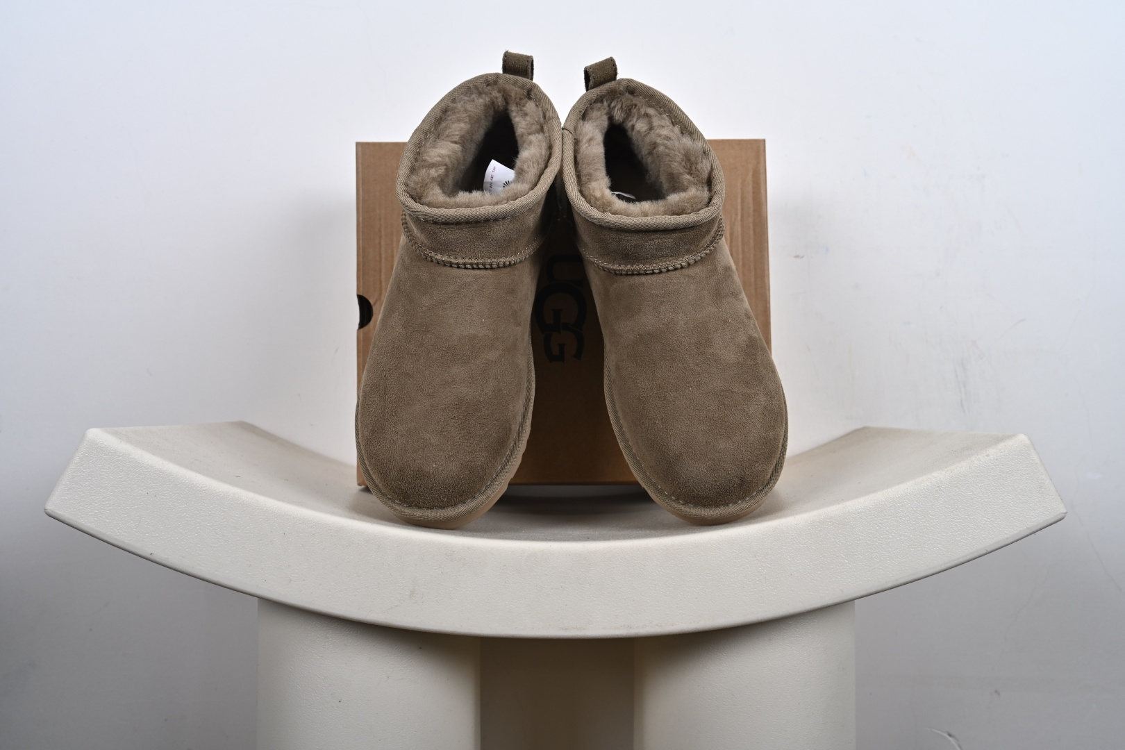 优势放店(男鞋) 支持放店(女鞋) UGG Classic Ultra Mini 周冬雨 王一博同款 薄底短款雪地靴 小红书爆款 羊毛一体迷你短靴 优选翻毛皮鞋面 手感细腻 羊毛内里 舒适亲肤 茸暖舒适 让你无惧寒冷天气 耐磨一体式泡棉鞋套 EVA软弹厚底**大底 代购级别 冬日必备雪地靴单品 官方货号:W/1116109 无半码-A4