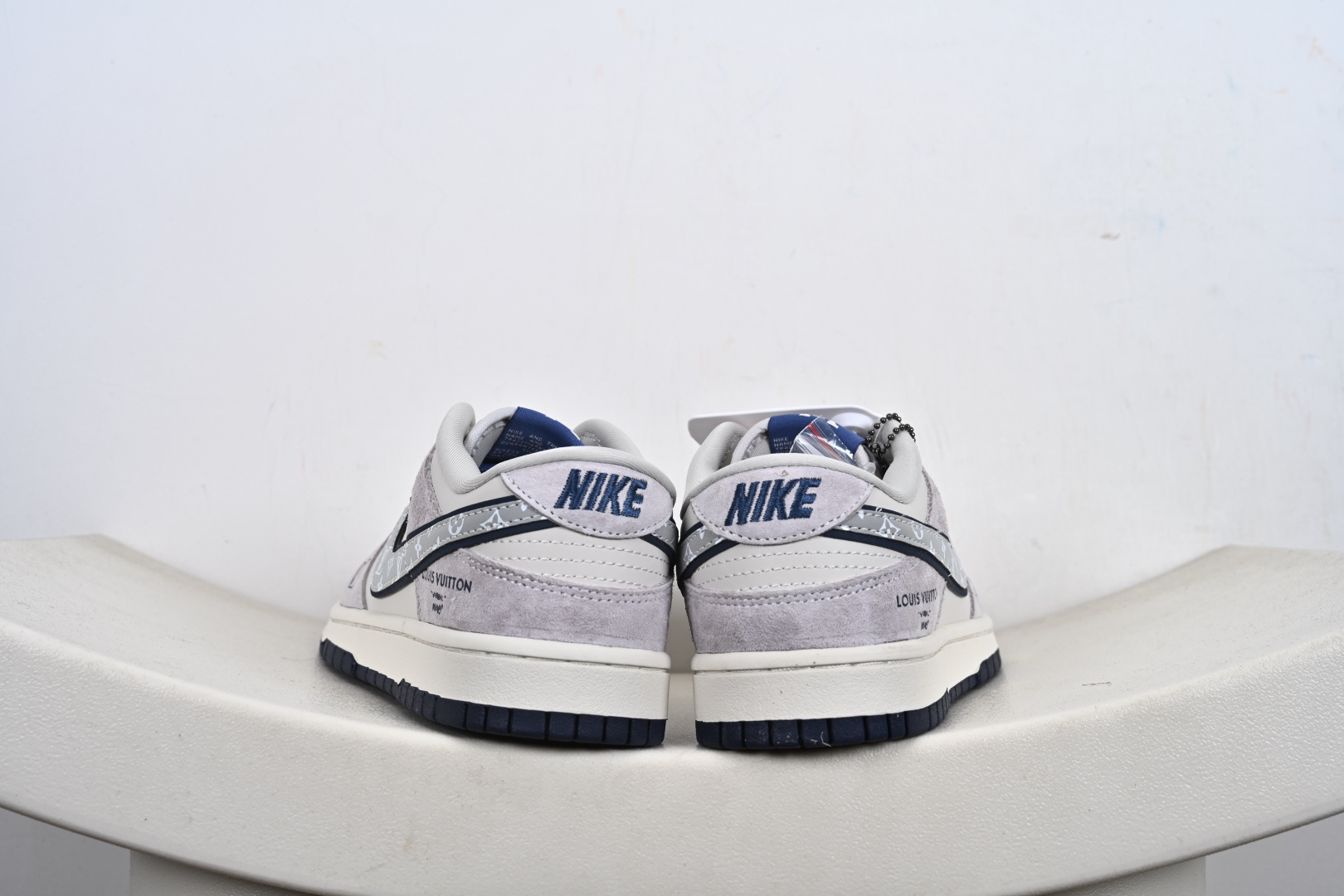 本地💰270优势放店
定制版Nike SB Dunk Low“ LV联名—雾霾蓝” 周年高端定制 低帮休闲板鞋
定制鞋盒 大厂纯原品质出货 超高清洁度 皮料切割干净无任何毛边 细节完美
货号:DN3168-005
Size:36 36.5 37.5 38 38.5 39 40 40.5 41 42 42.5 43 44 44.5 45-T1-F3