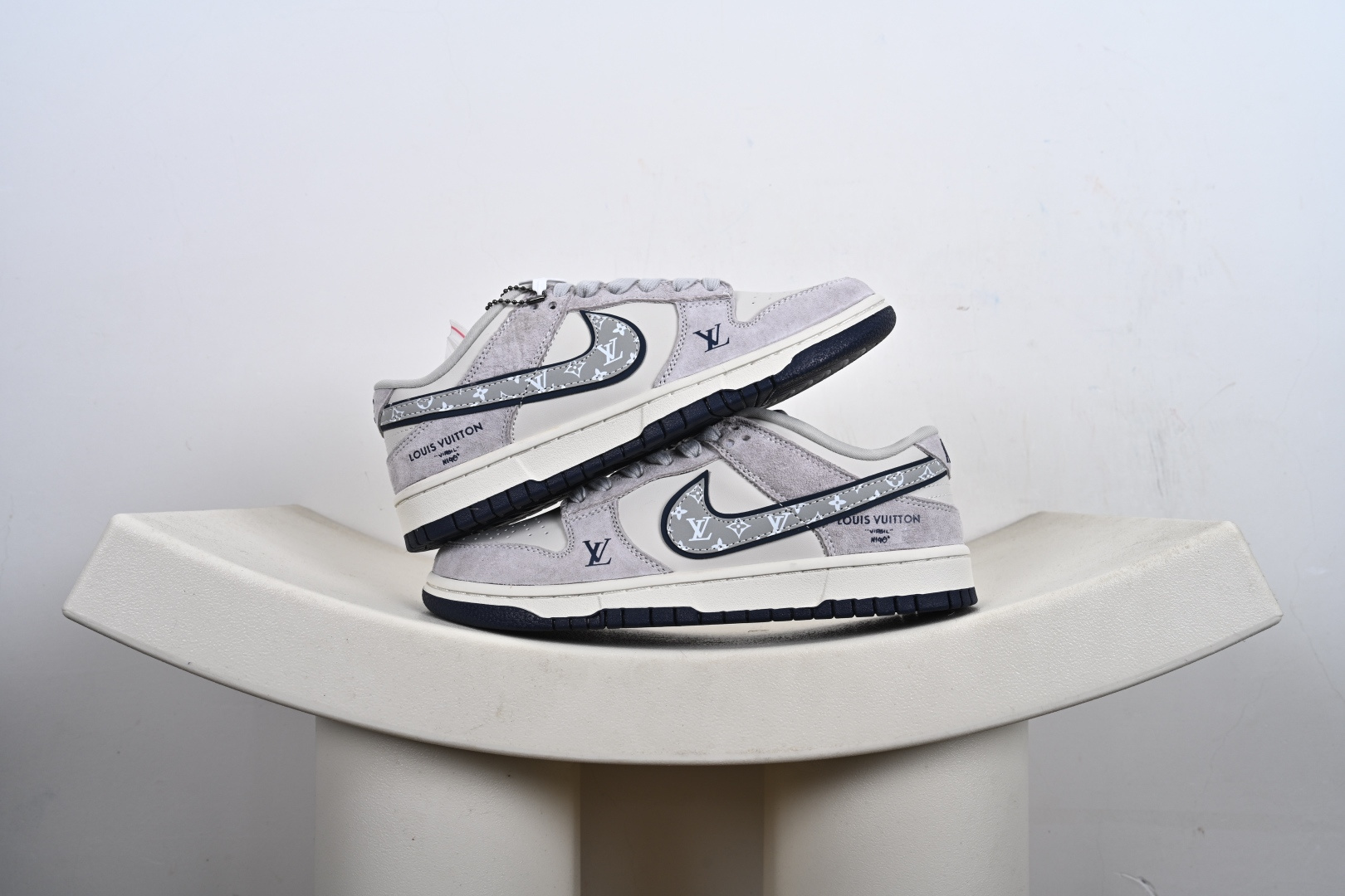 优势放店
定制版Nike SB Dunk Low“ LV联名—雾霾蓝” 周年高端定制 低帮休闲板鞋 定制鞋盒 大厂纯原品质出货 超高清洁度 皮料切割干净无任何毛边 细节完美 货号：DN3168-005 Size:36 36.5 37.5 38 38.5 39 40 40.5 41 42 42.5 43 44 44.5