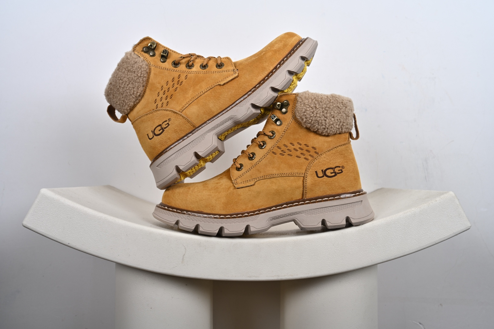 优势放店 UGG Tasman Weather Hybrid 塔斯曼混合系列中帮轻量休闲马丁靴 2025秋冬新品 羊羔毛一体内里 保暖锁热 秋冬必备 户外中帮休闲马丁靴雪地靴系列 广东大厂品质 25ss秋冬新款 时尚潮流搭配 面料釆用意大利进口磨砂牛皮 全鞋真牛皮材料 大底到五金都是代工厂原材料制作 好货不杀猪 首单质量严格把控 全套官网统一包装 今年冬季防寒户外专用产品 日常随意搭配 型男必备 官方货号: U5869M (比运动鞋大一码)-M1-F7