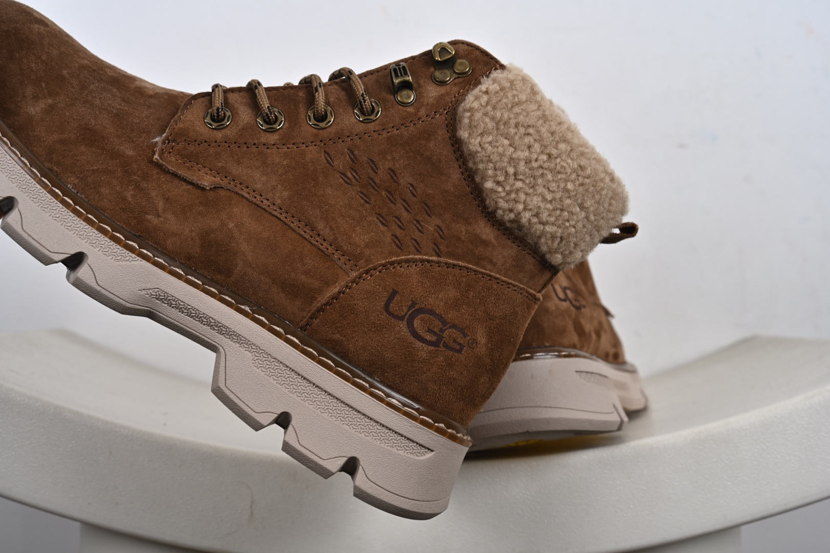 UGG Tasman Weather Hybrid 塔斯曼混合系列中帮轻量休闲马丁靴 U5869M