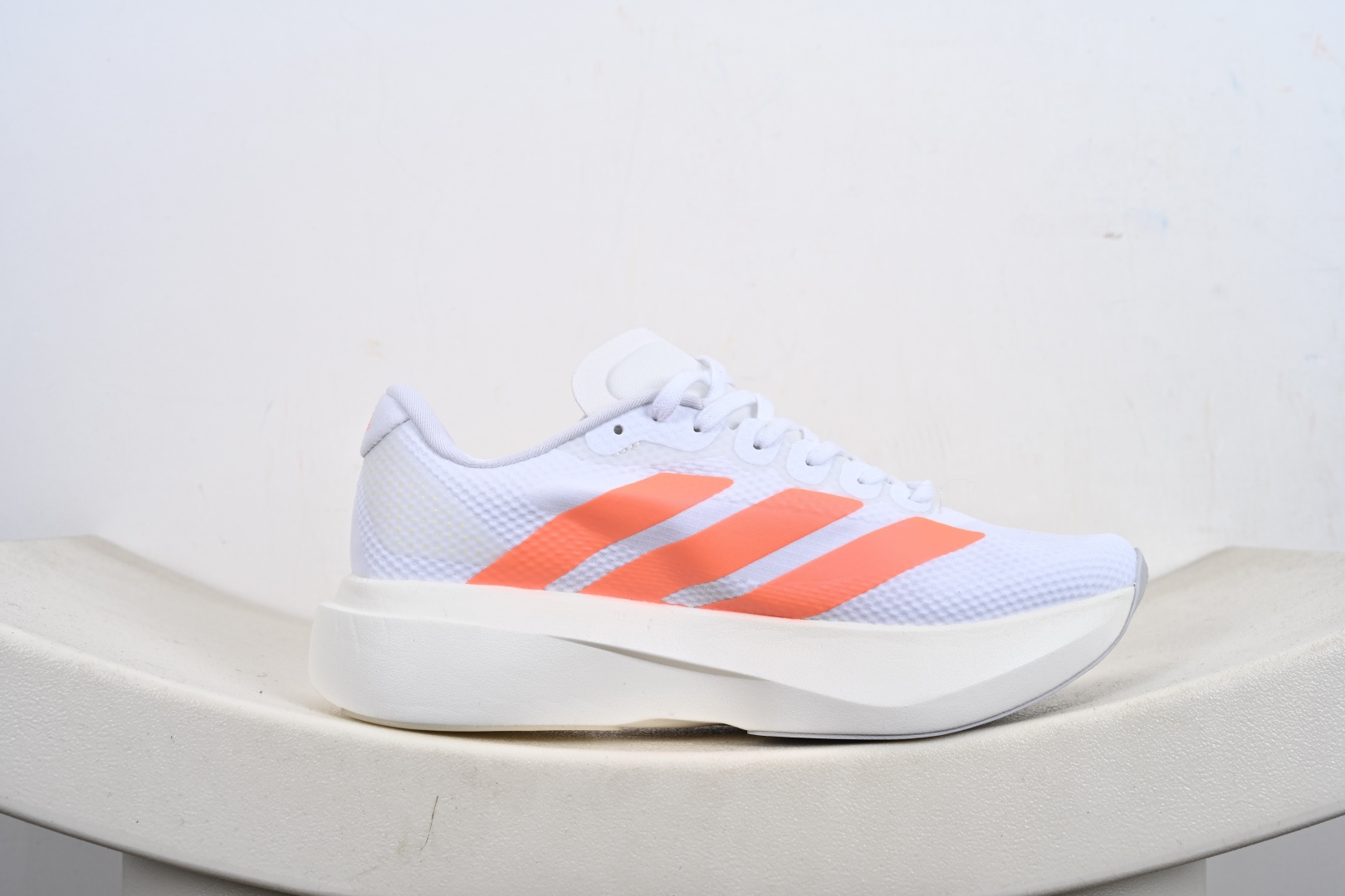 本地💰160支持放店
AD Adizero EVO SL 二代 马拉松竞速专业跑鞋 JR2022
针织网面非常轻薄 纤维间的缝隙很大 可以保证跑步时的透气、排汗效果 鞋舌直接与两侧的内衬和鞋底连接在一起 在跑步过程中不会被鞋舌的左右移动所困扰 在标准鞋带孔的基础上再拓宽一组鞋带孔 适合不同脚型的需求 突破性 EnergyRods 技术,有助于跑者实现更好的成绩 中底独特的LIGHTSTRIKE PRO泡棉材质 微弹感觉在跑步过程中给予了良好的支撑体验 对于顶级精英和高水平进阶跑者来说 ADIOS PRO是一双值得信赖的竞速比赛用鞋
SIZE:36 36.5 37.5 38 38.5 39 40 40.5 41 42 42.5 43 44 44.5 45-M1-E3