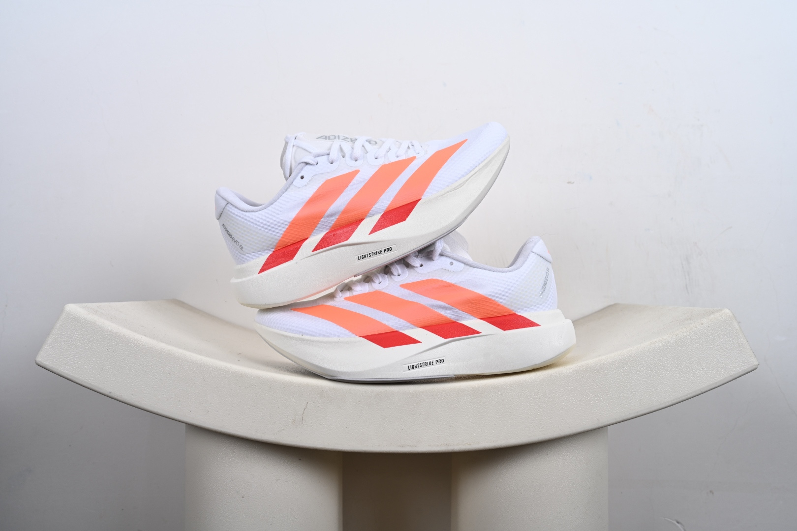 本地💰160支持放店
AD Adizero EVO SL 二代 马拉松竞速专业跑鞋 JR2022
针织网面非常轻薄 纤维间的缝隙很大 可以保证跑步时的透气、排汗效果 鞋舌直接与两侧的内衬和鞋底连接在一起 在跑步过程中不会被鞋舌的左右移动所困扰 在标准鞋带孔的基础上再拓宽一组鞋带孔 适合不同脚型的需求 突破性 EnergyRods 技术，有助于跑者实现更好的成绩 中底独特的LIGHTSTRIKE PRO泡棉材质 微弹感觉在跑步过程中给予了良好的支撑体验 对于顶级精英和高水平进阶跑者来说 ADIOS PRO是一双值得信赖的竞速比赛用鞋 
SIZE：36 36.5 37.5 38 38.5 39 40 40.5 41 42 42.5 43 44 44.5 45-M1-E3