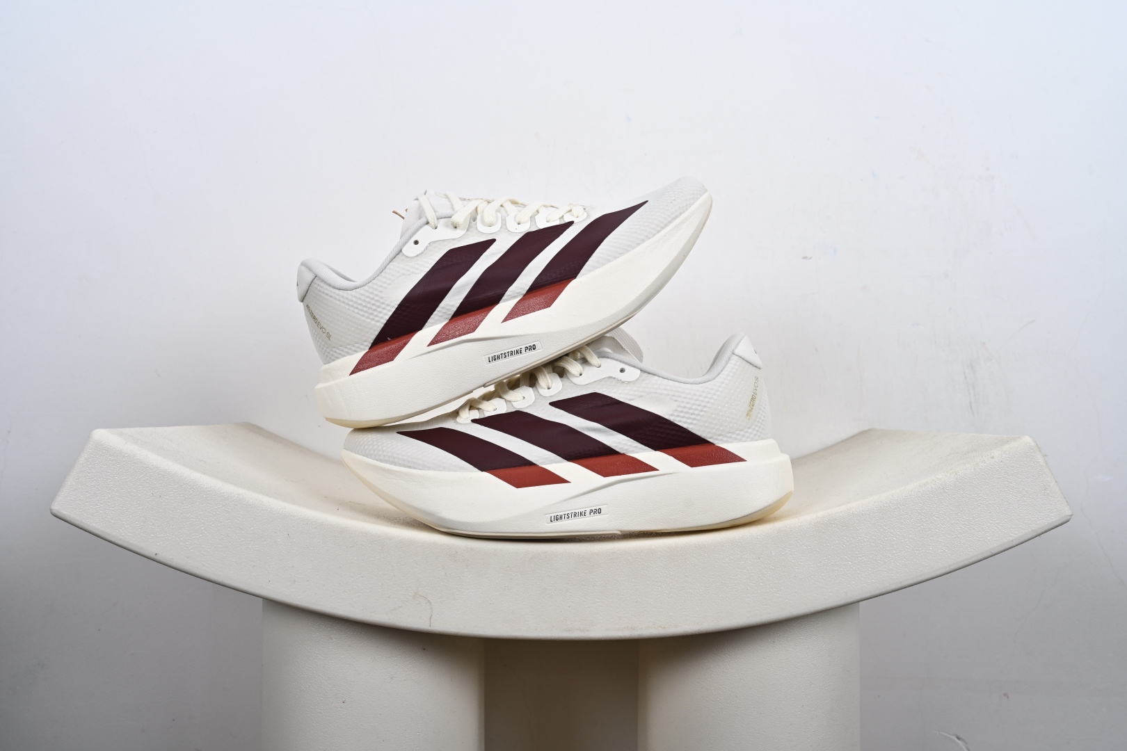 本地💰160支持放店
AD Adizero EVO SL 二代 马拉松竞速专业跑鞋 JR2020
针织网面非常轻薄 纤维间的缝隙很大 可以保证跑步时的透气、排汗效果 鞋舌直接与两侧的内衬和鞋底连接在一起 在跑步过程中不会被鞋舌的左右移动所困扰 在标准鞋带孔的基础上再拓宽一组鞋带孔 适合不同脚型的需求 突破性 EnergyRods 技术，有助于跑者实现更好的成绩 中底独特的LIGHTSTRIKE PRO泡棉材质 微弹感觉在跑步过程中给予了良好的支撑体验 对于顶级精英和高水平进阶跑者来说 ADIOS PRO是一双值得信赖的竞速比赛用鞋 
SIZE：36 36.5 37.5 38 38.5 39 40 40.5 41 42 42.5 43 44 44.5 45-M1-E3