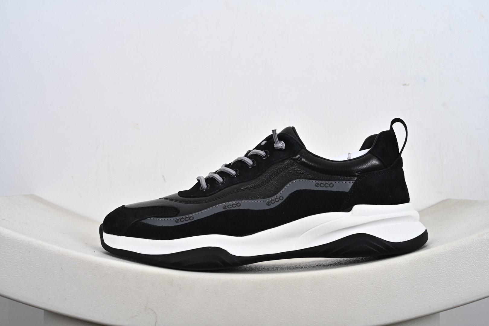 本地💰310优势放店
ECCO爱步男士休闲老爹鞋
简单耐看清爽版型 百搭休闲板鞋 柔酷7号系列
鞋面采用进口小牛皮+透气头层猪皮内里
时尚个性 出街有型 简约系带设计
可自由调节松紧 鞋底采用高端顶级TPR环保科技材料 磨具贴合鞋底给你不一样的缓力性能
舒适 增强运动性 高端大气时尚不失稳重
休闲百搭 简约利落
官方货号: 996637
尺码:38 39 40 41 42 43 44(皮鞋码)-M1-F7