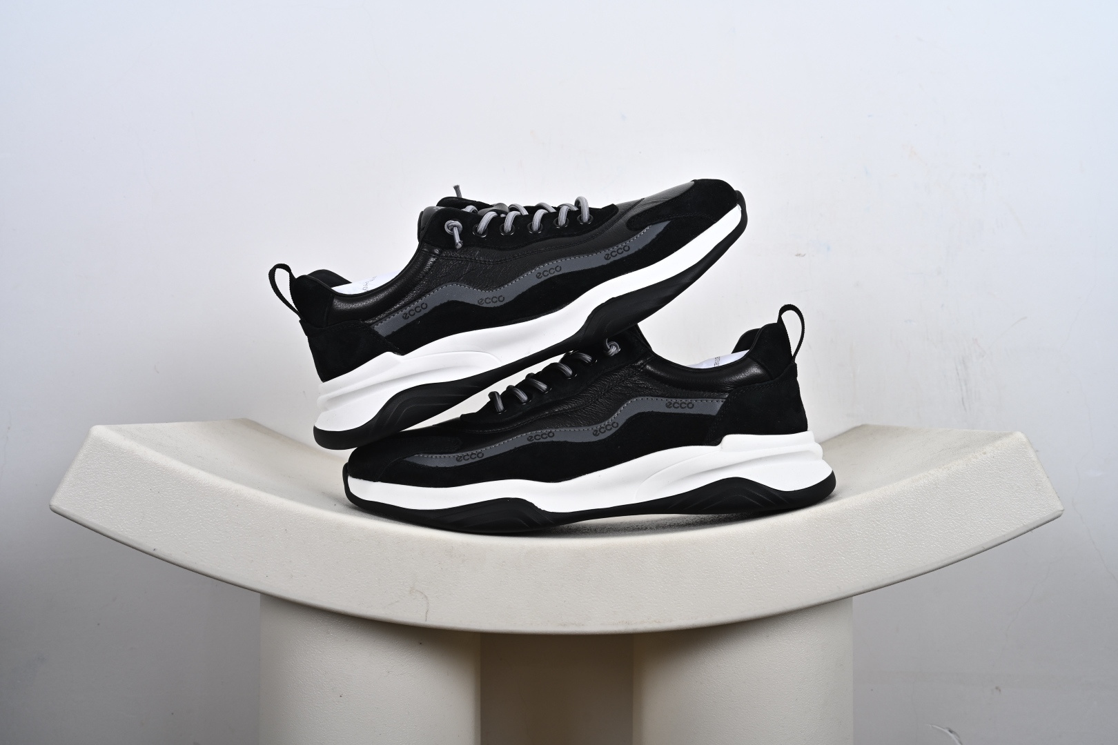 本地💰310优势放店
ECCO爱步男士休闲老爹鞋
简单耐看清爽版型 百搭休闲板鞋 柔酷7号系列
鞋面采用进口小牛皮+透气头层猪皮内里
时尚个性 出街有型 简约系带设计
可自由调节松紧 鞋底采用高端顶级TPR环保科技材料 磨具贴合鞋底给你不一样的缓力性能
舒适 增强运动性 高端大气时尚不失稳重
休闲百搭 简约利落
官方货号: 996637
尺码:38 39 40 41 42 43 44(皮鞋码)-M1-F7