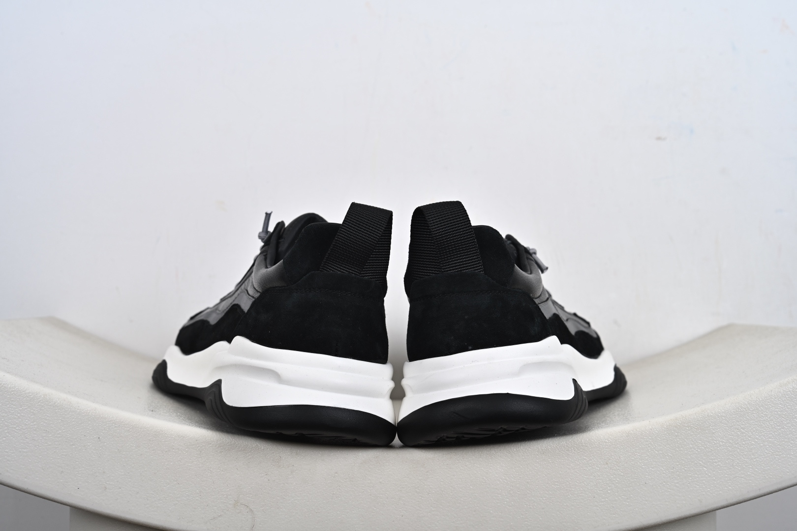 本地💰310优势放店
ECCO爱步男士休闲老爹鞋
简单耐看清爽版型 百搭休闲板鞋 柔酷7号系列
鞋面采用进口小牛皮+透气头层猪皮内里
时尚个性 出街有型 简约系带设计
可自由调节松紧 鞋底采用高端顶级TPR环保科技材料 磨具贴合鞋底给你不一样的缓力性能
舒适 增强运动性 高端大气时尚不失稳重
休闲百搭 简约利落
官方货号: 996637
尺码:38 39 40 41 42 43 44(皮鞋码)-M1-F7