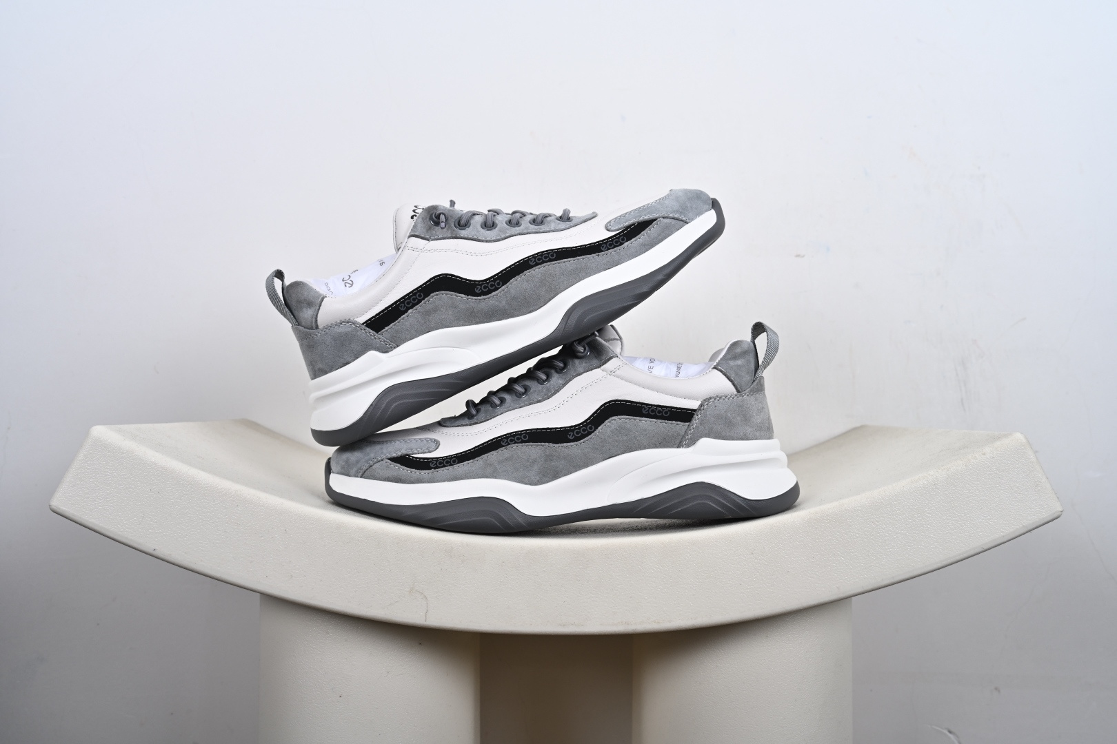 本地💰310优势放店
ECCO爱步男士休闲老爹鞋
简单耐看清爽版型 百搭休闲板鞋 柔酷7号系列
鞋面采用进口小牛皮+透气头层猪皮内里
时尚个性 出街有型 简约系带设计
可自由调节松紧 鞋底采用高端顶级TPR环保科技材料 磨具贴合鞋底给你不一样的缓力性能
舒适 增强运动性 高端大气时尚不失稳重
休闲百搭 简约利落
官方货号: 996637
尺码:38 39 40 41 42 43 44(皮鞋码)-M1-F7