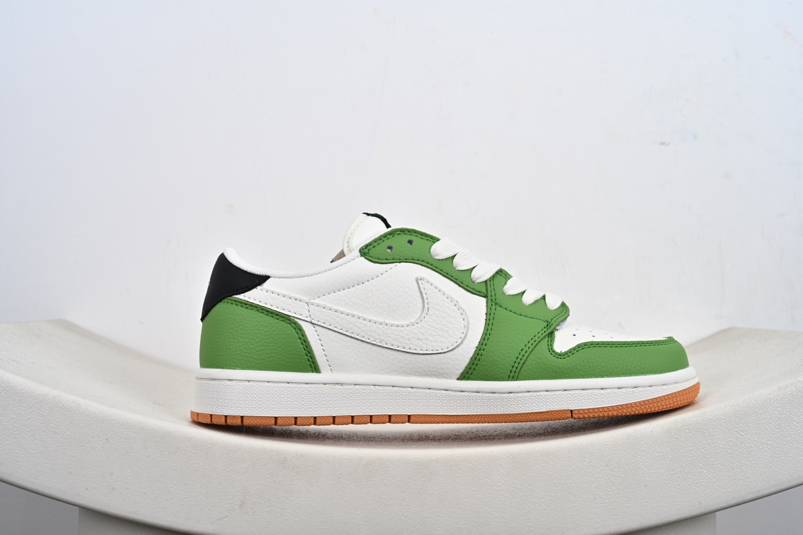 Fragment x Travis Scott x LV Air Jordan 1 Low 三方联名倒钩 全新的三方联名低帮倒钩鞋 DZ2688-002