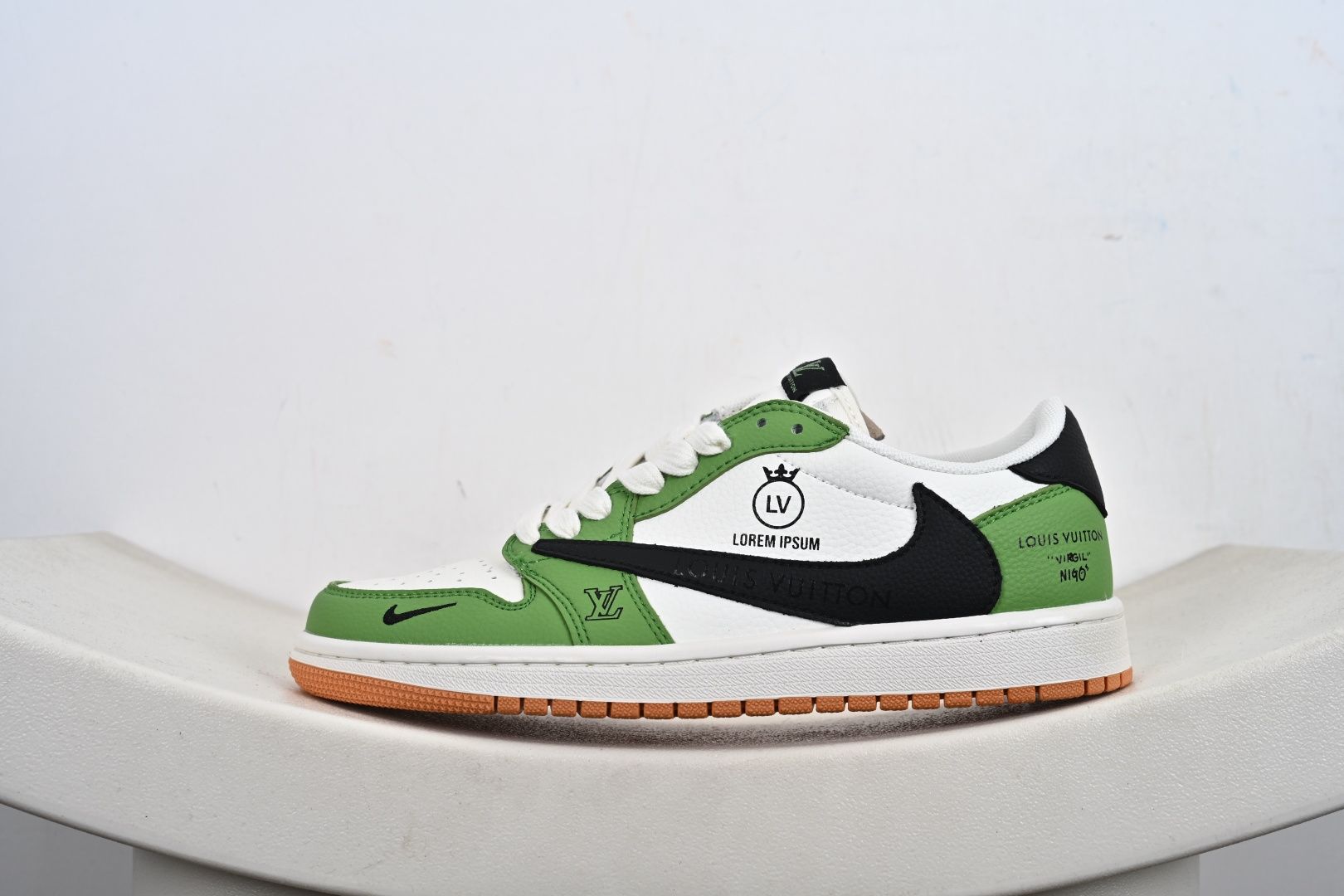 Fragment x Travis Scott x LV Air Jordan 1 Low 三方联名倒钩 全新的三方联名低帮倒钩鞋 DZ2688-002
