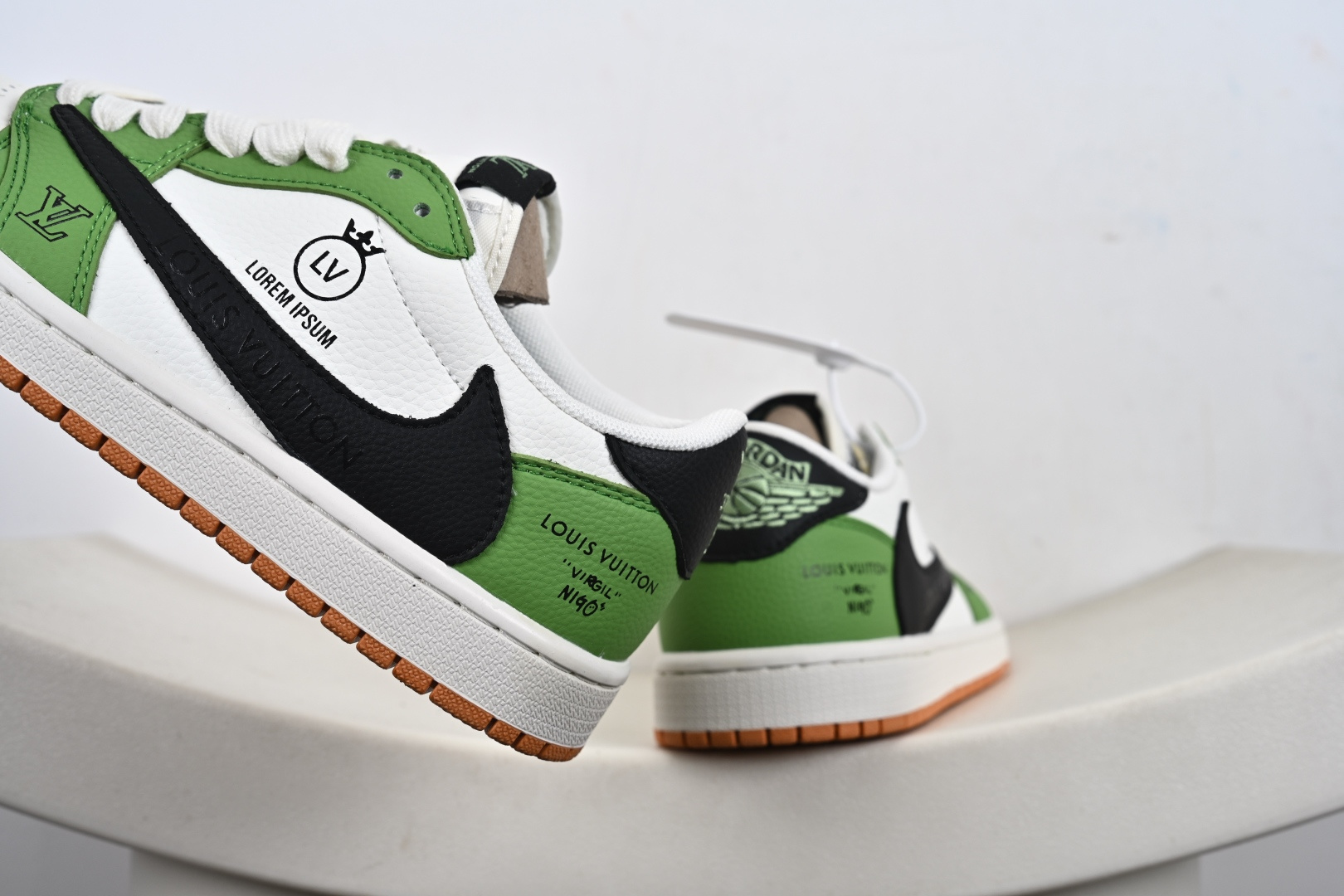 Fragment x Travis Scott x LV Air Jordan 1 Low 三方联名倒钩 全新的三方联名低帮倒钩鞋 DZ2688-002