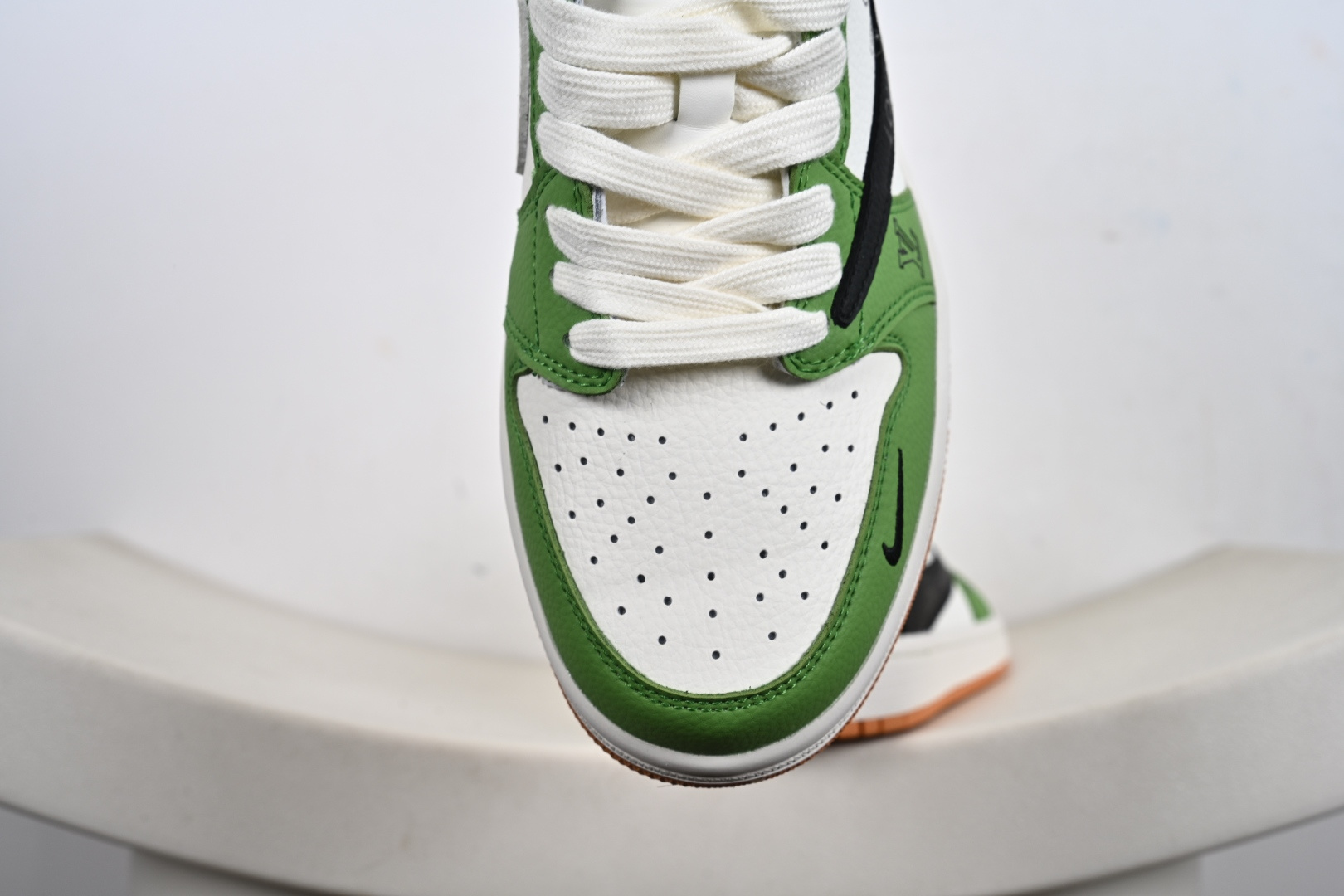 Fragment x Travis Scott x LV Air Jordan 1 Low 三方联名倒钩 全新的三方联名低帮倒钩鞋 DZ2688-002