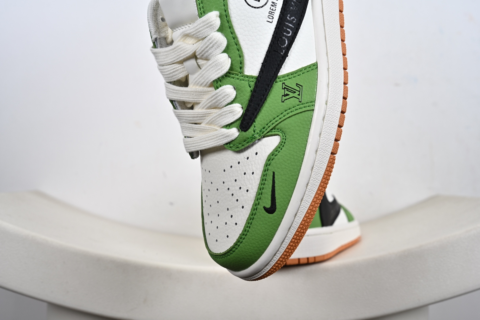 Fragment x Travis Scott x LV Air Jordan 1 Low 三方联名倒钩 全新的三方联名低帮倒钩鞋 DZ2688-002