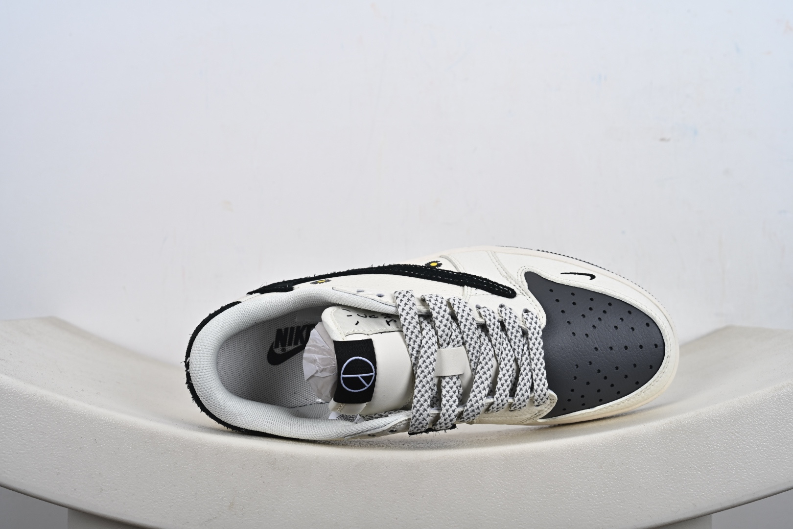 定制版Travis Scott x Fragment Design x Air Jordan 1 Low OG SP AJ1 乔1联名 雏菊米灰黑 低帮文化休闲板鞋 QW5088-207