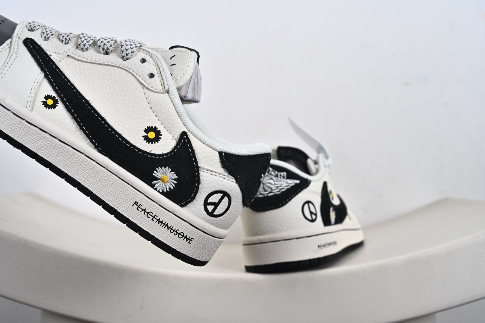 定制版Travis Scott x Fragment Design x Air Jordan 1 Low OG SP AJ1 乔1联名 雏菊米灰黑 低帮文化休闲板鞋 QW5088-207