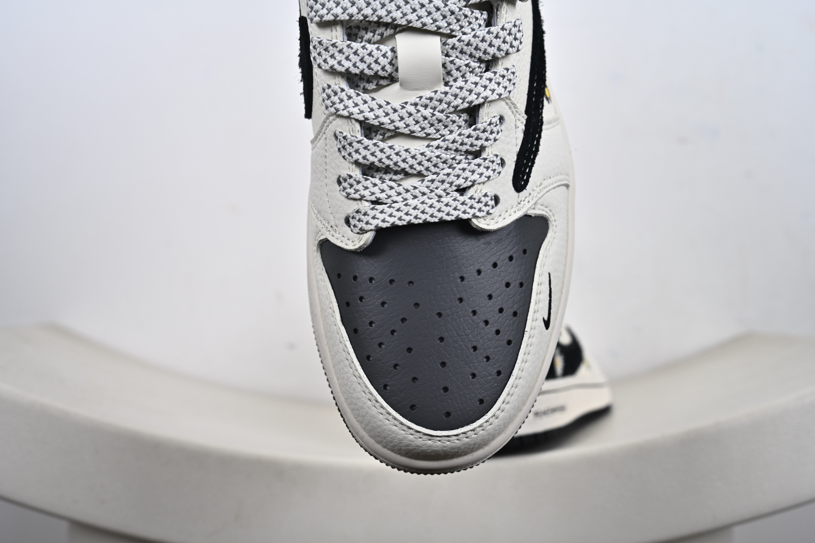 定制版Travis Scott x Fragment Design x Air Jordan 1 Low OG SP AJ1 乔1联名 雏菊米灰黑 低帮文化休闲板鞋 QW5088-207