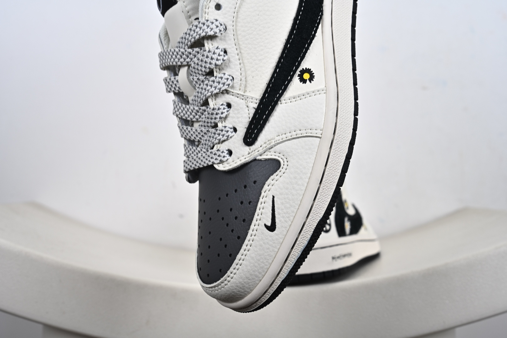 定制版Travis Scott x Fragment Design x Air Jordan 1 Low OG SP AJ1 乔1联名 雏菊米灰黑 低帮文化休闲板鞋 QW5088-207