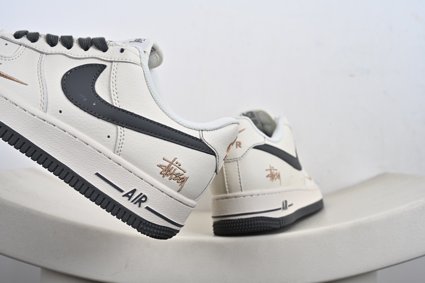 定制版NK Air Force 1'07 Low 斯图西联名 米深灰金标 空军一号低帮休闲板鞋 XX3168-223