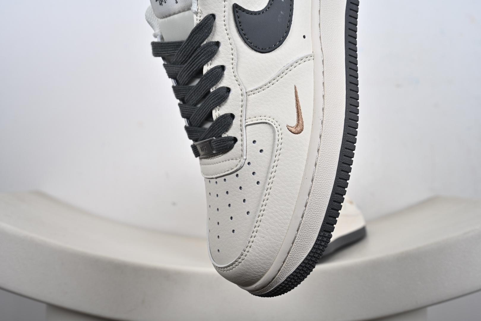 定制版NK Air Force 1'07 Low 斯图西联名 米深灰金标 空军一号低帮休闲板鞋 XX3168-223