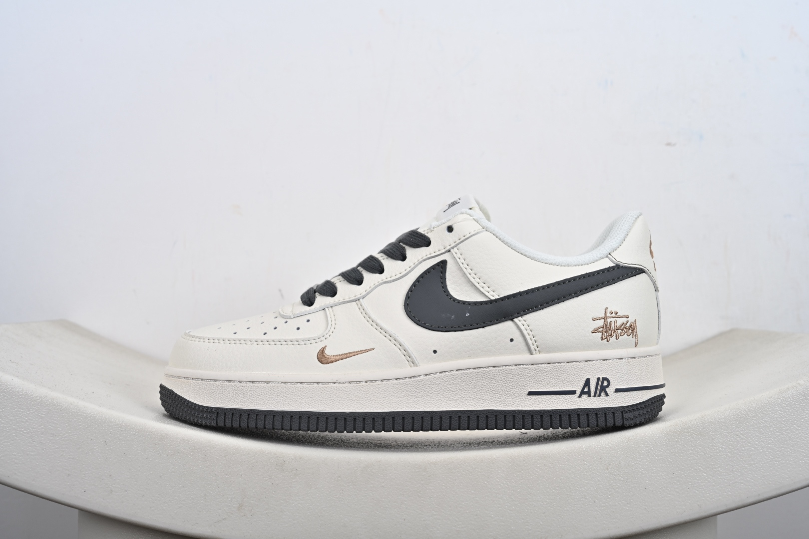 本地💰250优势放店
【定制版】NK Air Force 1'07 Low 斯图西联名 米深灰金标 空军一号低帮休闲板鞋 XX3168-223
#原楦头原纸板 原装鞋盒 定制五金配件 内置全掌气垫 原厂鞋底
尺码:36 36.5 37.5 38 38.5 39 40 40.5 41 42 42.5 43 44 44.5 45-T1-F1