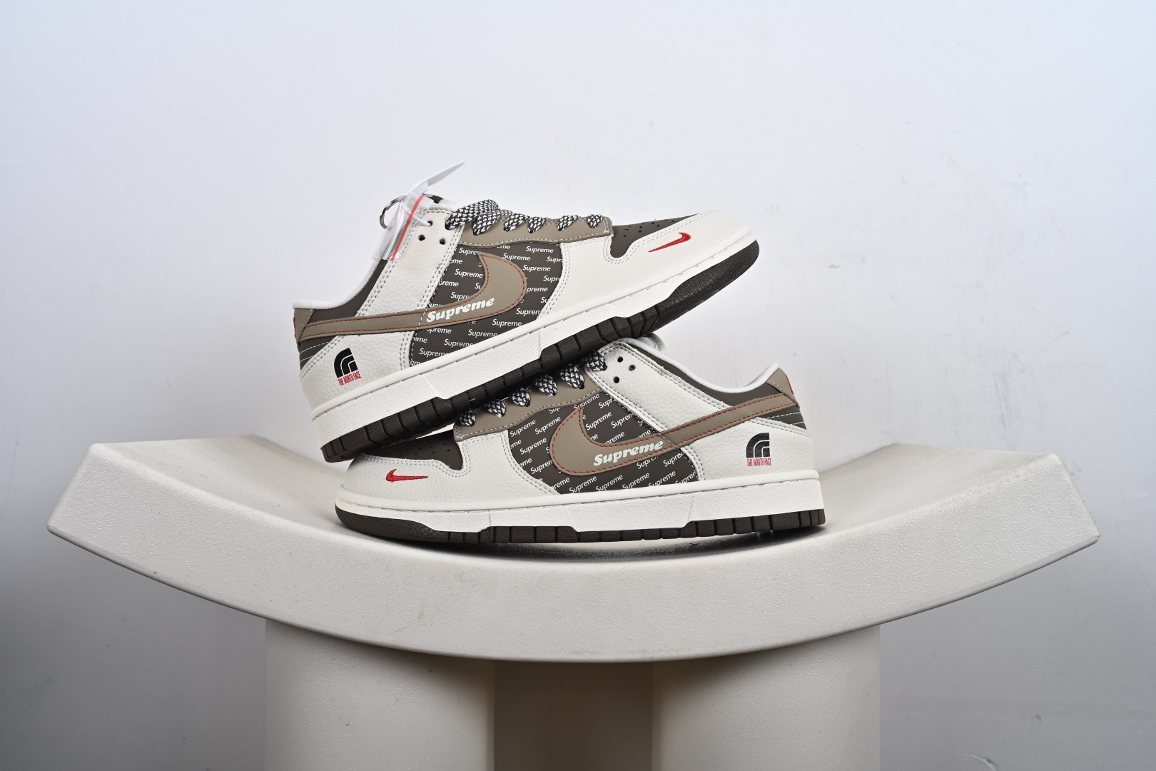 本地💰270优势放店
【定制版】NK SB Dunk Low“北面联名——米浅棕” 周年高端定制 低帮休闲板鞋
定制鞋盒 大厂纯原品质出货 超高清洁度 皮料切割干净无任何毛边 细节完美
货号:DG1988-012
Size: 36 36.5 37.5 38 38.5 39 40 40.5 41 42 42.5 43 44 44.5 45-F6-F3