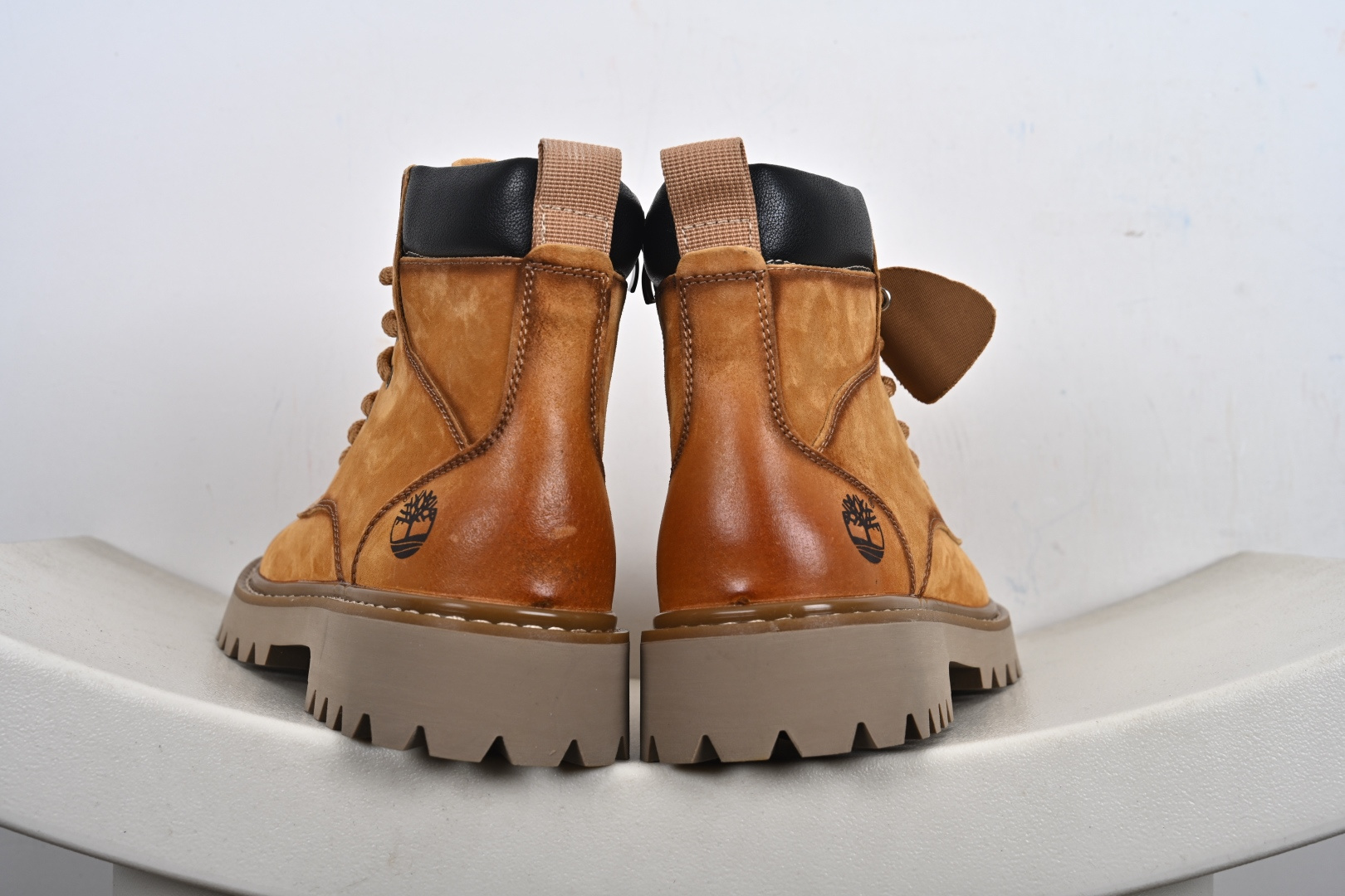 本地💰310优势放店
【踢不烂】Timberland 添柏岚/天伯伦
秋冬必备户外加绒休闲大黄靴
#广东大厂品质 原盒原包装(毛绒内里🔥保暖锁热)时尚潮流搭配 面料采用意大利🇮🇹顶级磨砂细纹牛皮 搭配防臭防腐真皮乳胶鞋垫 大底到五金都是代工厂原材料制作 同原版固特异永不开胶工艺 好货不杀猪 首单质量严格把控 全网独家首发 品质毋庸置疑 全套官网统一包装 给您完美的穿着体验 质量考究耐穿 型男必备 专治不帅 高品质脚感一流 今年冬季防寒户外专用 日常随意搭配
货号:TB10053
尺码:38 39 40 41 42 43 44(皮鞋码)-M1-F7