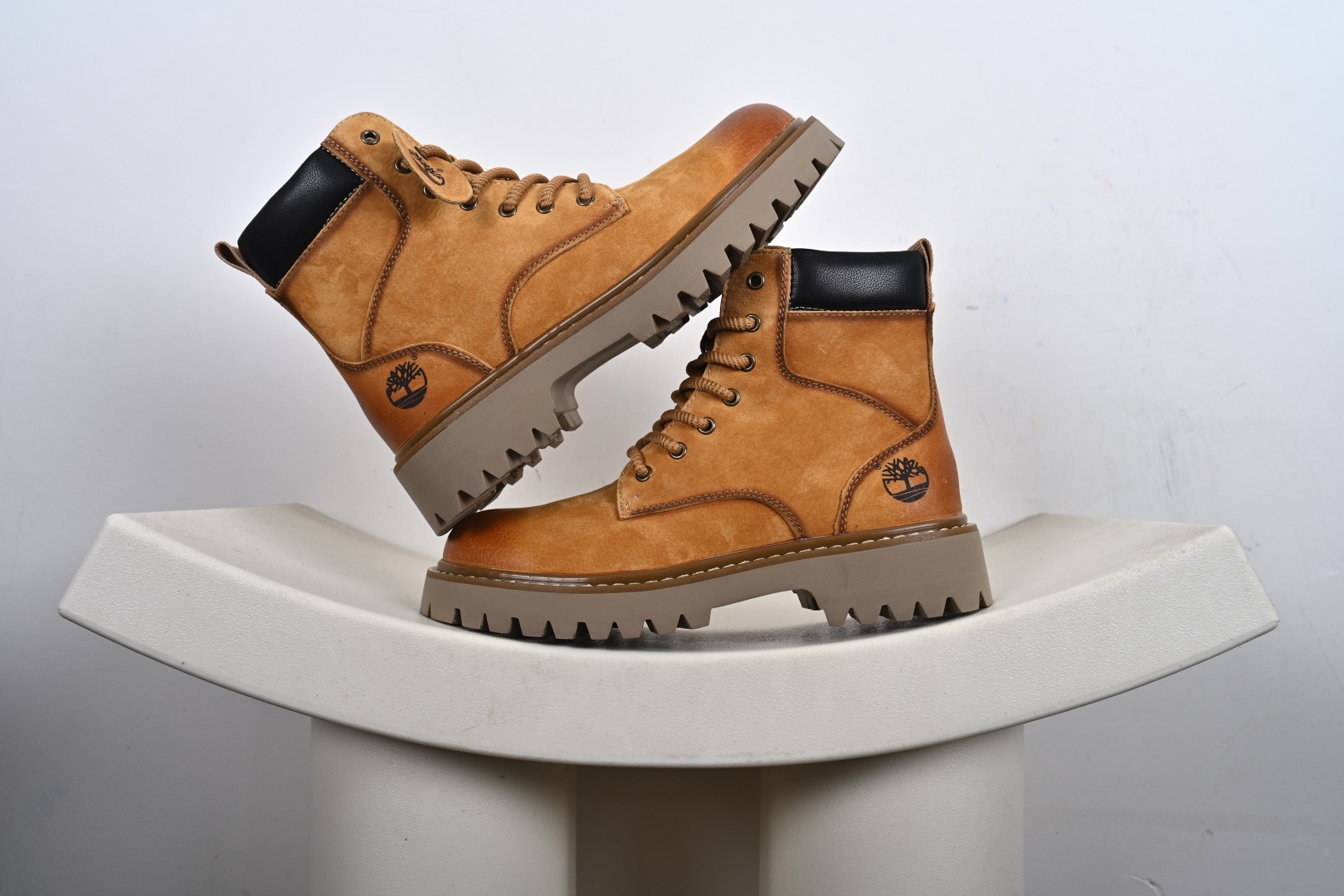 本地💰310优势放店
【踢不烂】Timberland 添柏岚/天伯伦
秋冬必备户外加绒休闲大黄靴
#广东大厂品质 原盒原包装(毛绒内里🔥保暖锁热)时尚潮流搭配 面料采用意大利🇮🇹顶级磨砂细纹牛皮 搭配防臭防腐真皮乳胶鞋垫 大底到五金都是代工厂原材料制作 同原版固特异永不开胶工艺 好货不杀猪 首单质量严格把控 全网独家首发 品质毋庸置疑 全套官网统一包装 给您完美的穿着体验 质量考究耐穿 型男必备 专治不帅 高品质脚感一流 今年冬季防寒户外专用 日常随意搭配
货号:TB10053
尺码:38 39 40 41 42 43 44(皮鞋码)-M1-F7