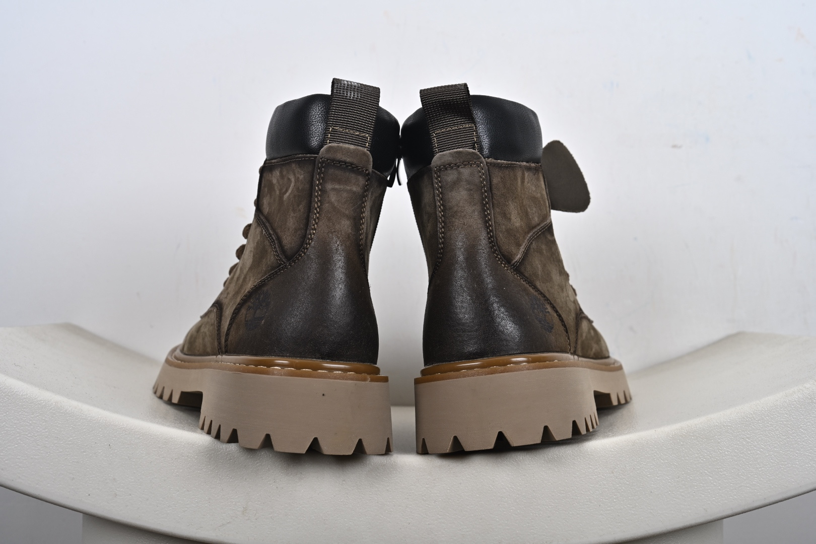 本地💰310优势放店
【踢不烂】Timberland 添柏岚/天伯伦
秋冬必备户外加绒休闲大黄靴
#广东大厂品质 原盒原包装(毛绒内里🔥保暖锁热)时尚潮流搭配 面料采用意大利🇮🇹顶级磨砂细纹牛皮 搭配防臭防腐真皮乳胶鞋垫 大底到五金都是代工厂原材料制作 同原版固特异永不开胶工艺 好货不杀猪 首单质量严格把控 全网独家首发 品质毋庸置疑 全套官网统一包装 给您完美的穿着体验 质量考究耐穿 型男必备 专治不帅 高品质脚感一流 今年冬季防寒户外专用 日常随意搭配
货号:TB10053
尺码:38 39 40 41 42 43 44(皮鞋码)-M1-F7